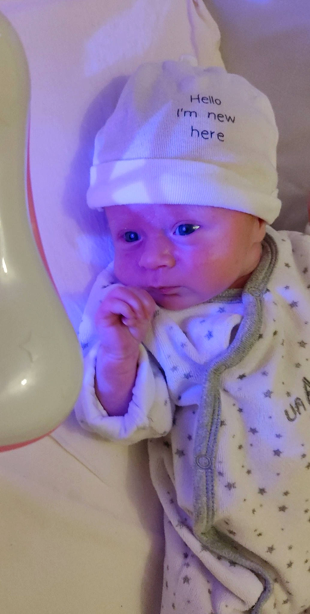 Amélia participe au concours pour gagner de l'argent avec cette photo : baby, baby_toddler_clothing, balloon, cap, cheek, child, electric_blue, event, fashion_accessory, happy, headgear, headwear, knit_cap, magenta, person, pink, purple, skin, sleeve, toddler