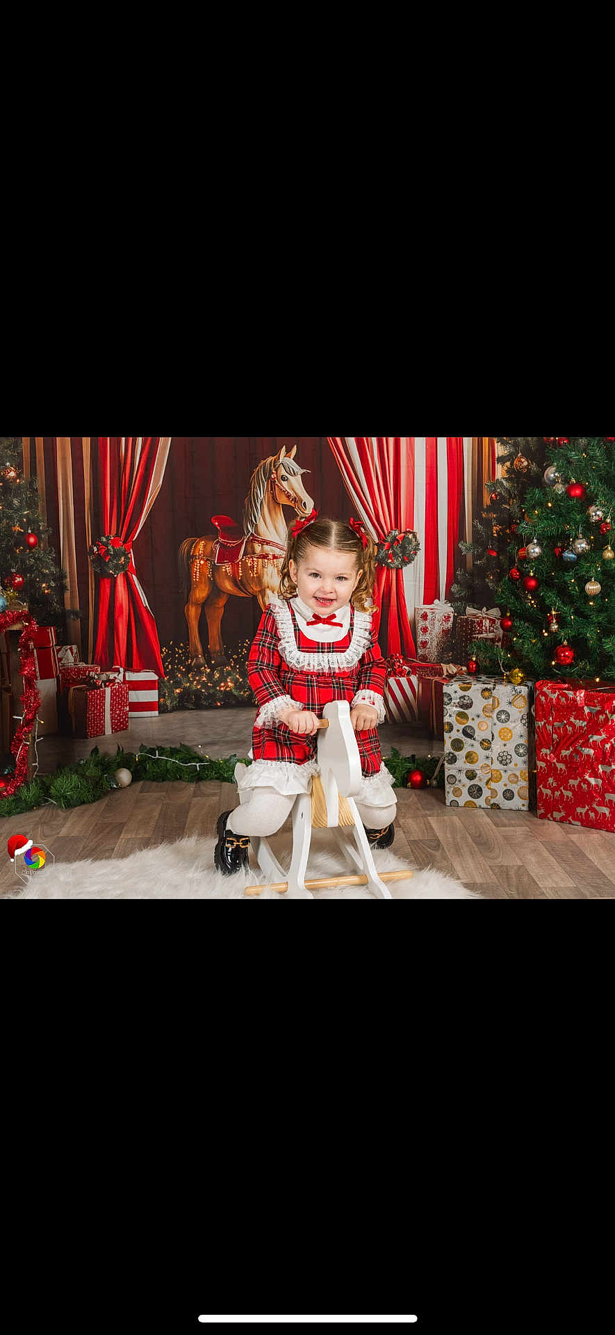Lyna a rejoint le concours — aidez-le/la à gagner de superbes lots ! child, girl, rocking_horse, christmas_tree, presents, holiday, festive, red_dress, plaid, white_lace, ornaments, decorations, curtains, carousel_horse, floor, wooden_toy, smile, indoor, holiday_season, celebration