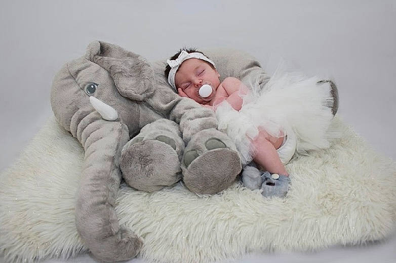 Lou participe au concours pour gagner de l'argent avec cette photo : arm, baby, baby_sleeping, baby_toddler_clothing, bed, bedding, bedtime, comfort, eye, grey, happy, head, headgear, human_body, linens, person, plush, stuffed_toy, teddy_bear, toddler