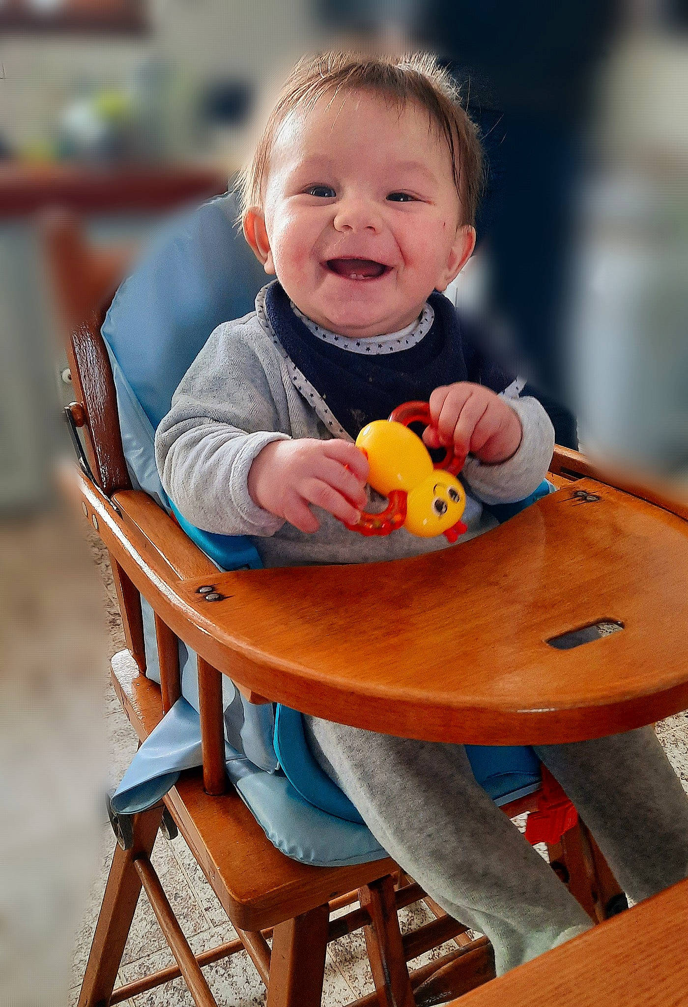 Lyron participe au concours pour gagner de l'argent avec cette photo : baby, baby_playing_with_toys, baby_toddler_clothing, chair, child, fun, happy, leisure, orange, person, play, portrait_photography, sitting, skin, smile, standing, toddler, toy, vacation, vegetable