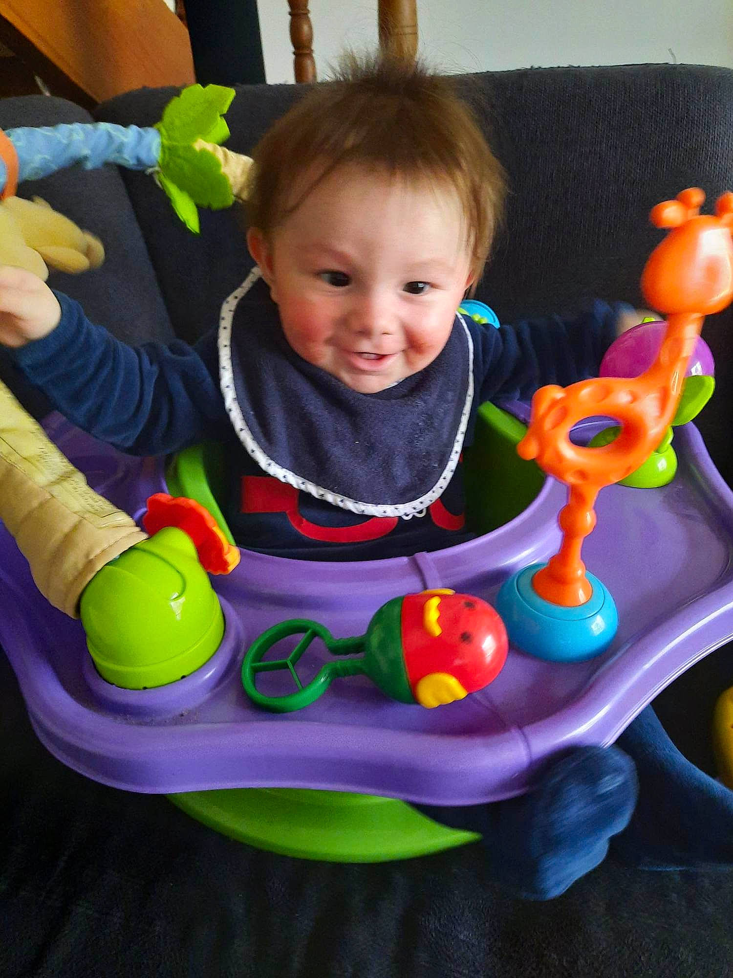 Lyron a rejoint le concours — aidez-le/la à gagner de superbes lots ! arm, baby, baby_playing_with_toys, baby_products, cheek, child, eye, face, facial_expression, fun, green, happy, head, human_body, iris, joy, leisure, person, product, sitting