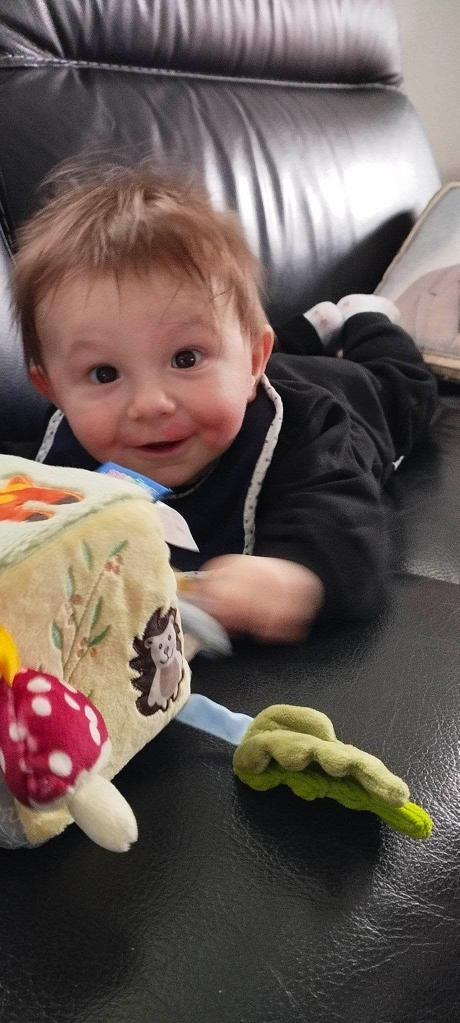 Lyron a rejoint le concours — aidez-le/la à gagner de superbes lots ! baby, baby_toddler_clothing, cheek, child, comfort, flooring, fun, happy, joy, person, play, room, sitting, skin, smile, snapshot, stuffed_toy, thumb, toddler, vertebrate