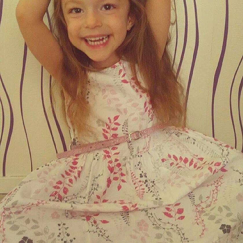 Lylou participe au concours pour gagner de l'argent avec cette photo : beauty, brown_hair, cheek, chest, child, girl, hair, hairstyle, human_hair_color, joint, joy, lace, lip, long_hair, neck, pattern, person, pink, shoulder, skin