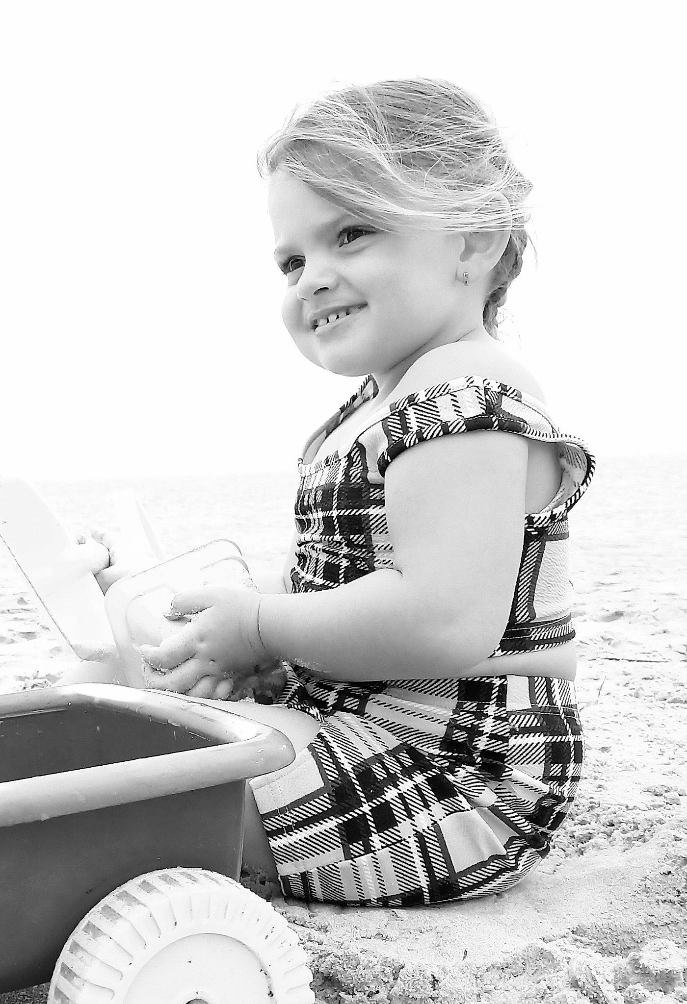 Mya a rejoint le concours — aidez-le/la à gagner de superbes lots ! beauty, black, black_and_white, cooking, flash_photography, happy, human, joy, monochrome, monochrome_photography, pattern, people, person, photograph, serveware, sleeve, smile, standing, style, tartan