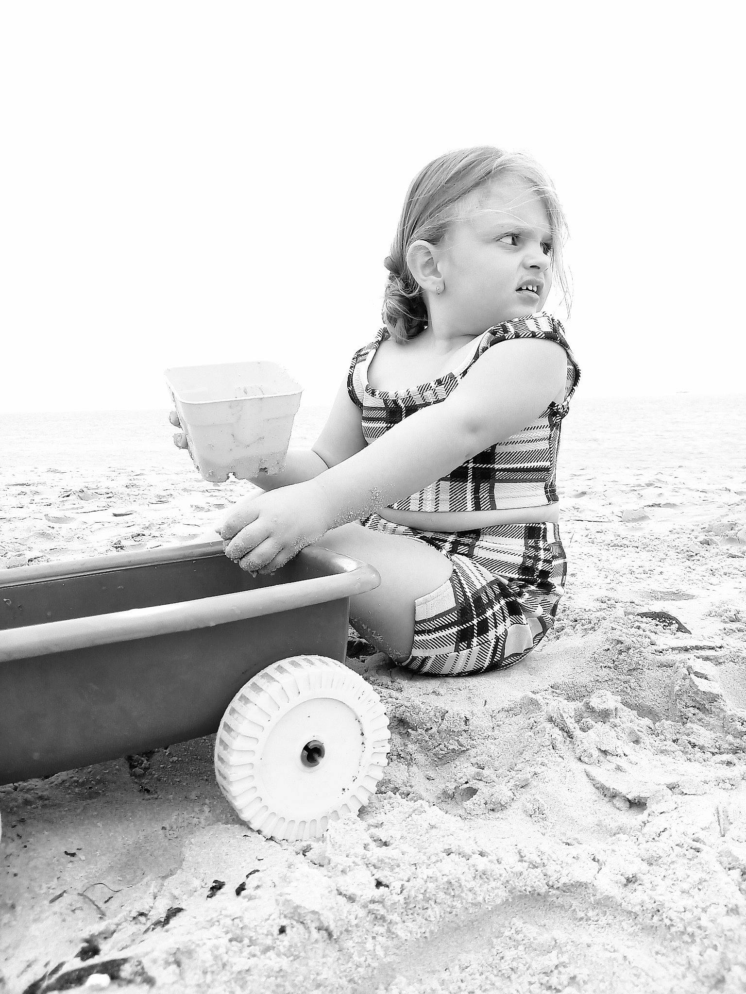 Mya a rejoint le concours — aidez-le/la à gagner de superbes lots ! arm, automotive_tire, beach, black_and_white, flash_photography, fun, happy, landscape, leg, monochrome, monochrome_photography, people_in_nature, person, shore, sitting, standing, style, summer, toddler, water