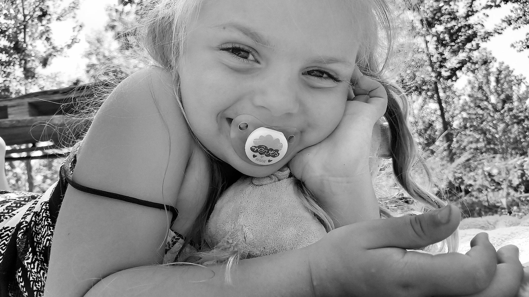 Mya participe au concours pour gagner de l'argent avec cette photo : black_and_white, cheek, child, eyelash, finger, flash_photography, gesture, grass, hairstyle, hand, happy, joy, lip, monochrome, mouth, nose, people_in_nature, person, skin, style