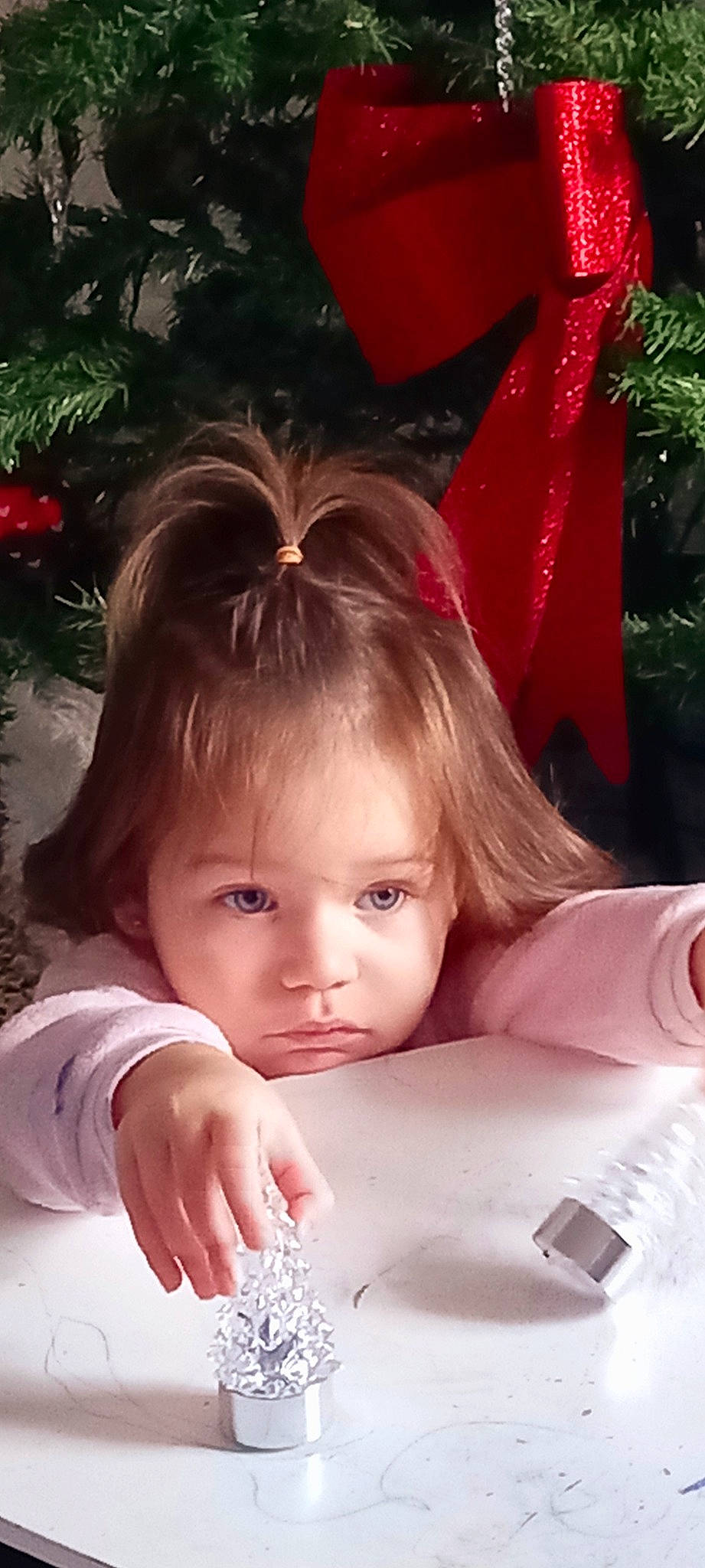 Lyana a rejoint le concours — aidez-le/la à gagner de superbes lots ! black_hair, cheek, chin, ear, eye, eyebrow, eyelash, face, facial_expression, hair, hairstyle, hand, happy, head, human_body, iris, lip, person, pink, skin