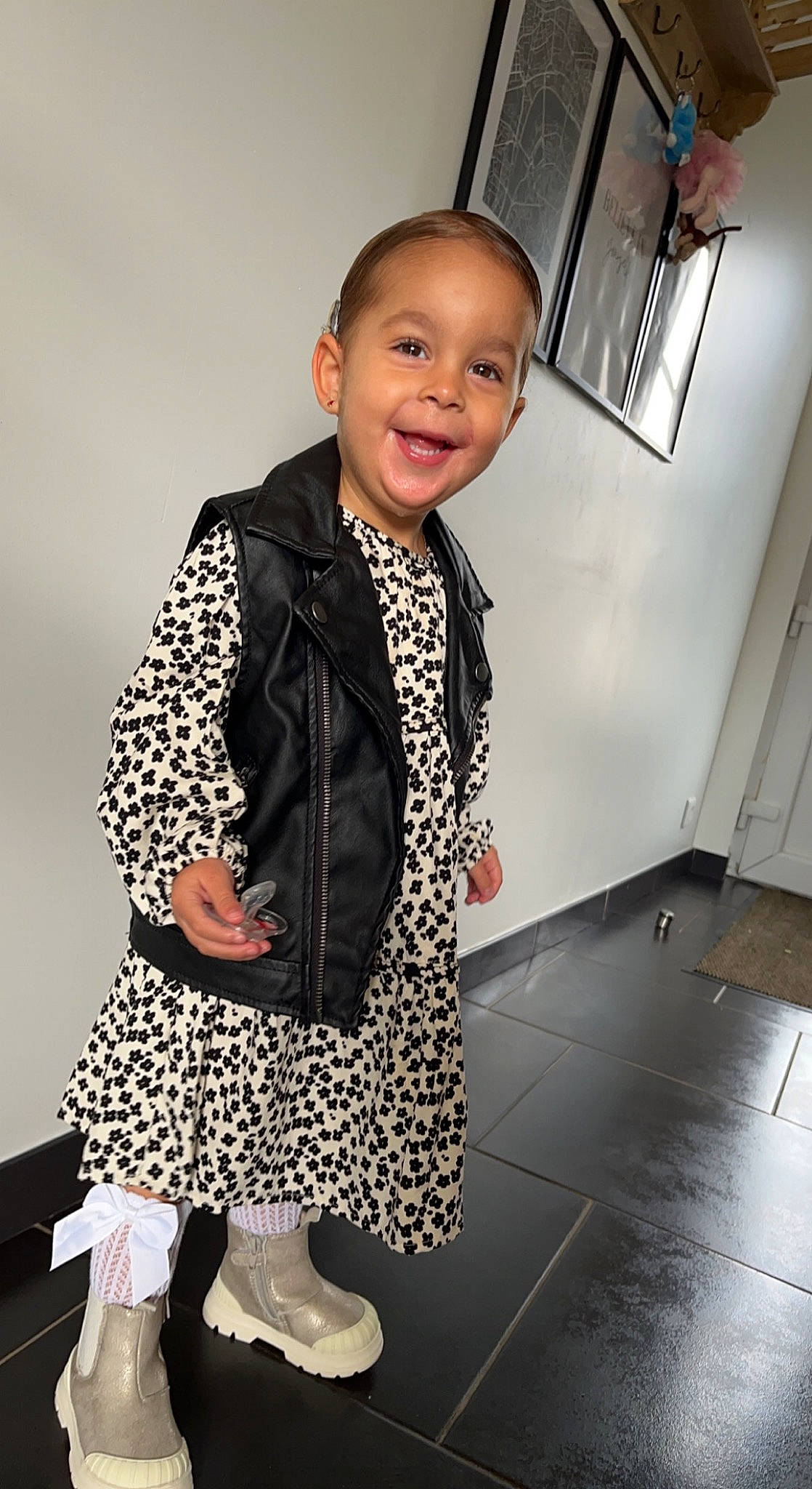 Lina participe au concours pour gagner de l'argent avec cette photo : baby_toddler_clothing, blazer, child, costume, fashion_accessory, fashion_design, flooring, formal_wear, fun, happy, jewellery, joy, monochrome_photography, pattern, person, room, sandal, shoulder, sleeve, smile
