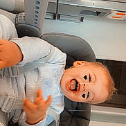Aylé participe au concours pour gagner de l'argent avec cette photo : toddler, child, high_chair, smiling, face_paint, indoor, baby, seatbelt, clothing, person, hand, joyful, cheeks, nose, hair, bottle, shelf, adult, happy, expression