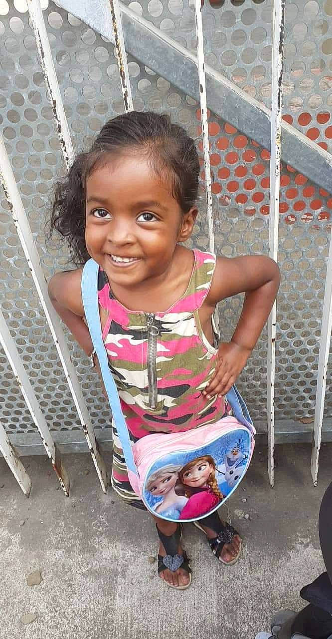 Lalyanna a rejoint le concours — aidez-le/la à gagner de superbes lots ! adaptation, child, joy, person, play, smile, toddler, vacation, water