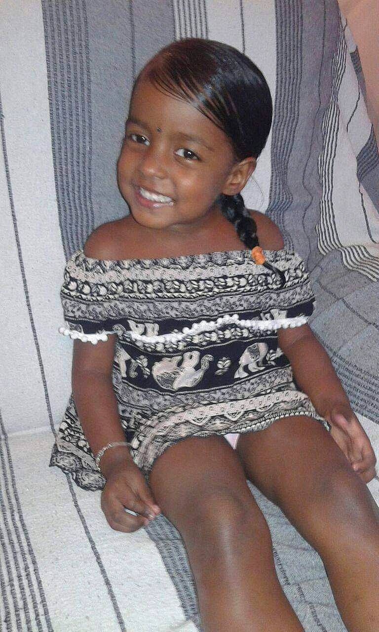 Lalyanna participe au concours pour gagner de l'argent avec cette photo : black_hair, child, child_model, hair, hairstyle, human_leg, joy, lady, leg, long_hair, person, sitting, smile, thigh