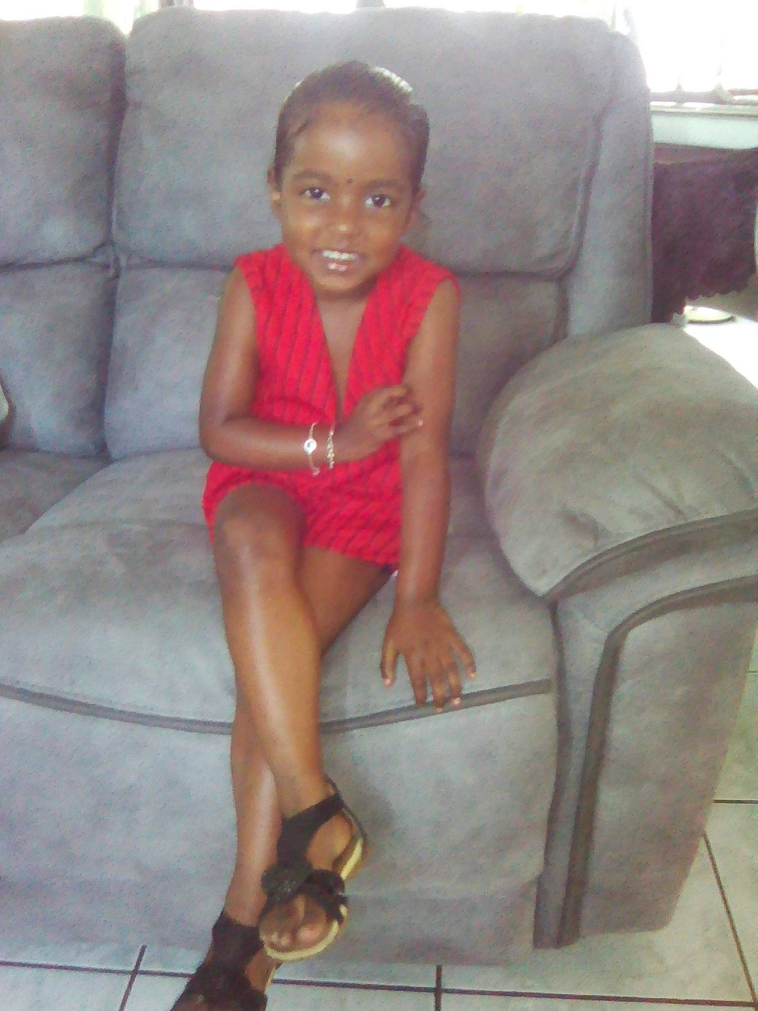 Lalyanna participe au concours pour gagner de l'argent avec cette photo : chair, child, furniture, human_leg, joy, leg, person, shoe, sitting, thigh