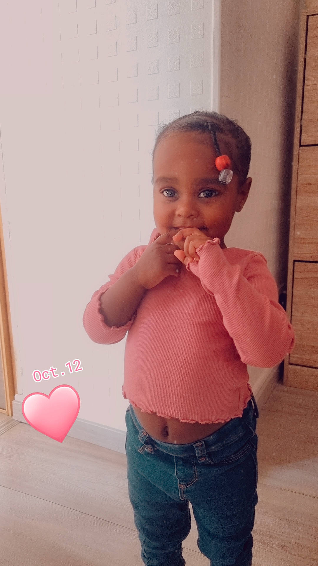 Daryanna participe au concours pour gagner de l'argent avec cette photo : cheek, chin, eye, facial_expression, finger, gesture, hair, hairstyle, human_body, jeans, joint, lip, mouth, neck, nose, person, pink, shoulder, skin, sleeve