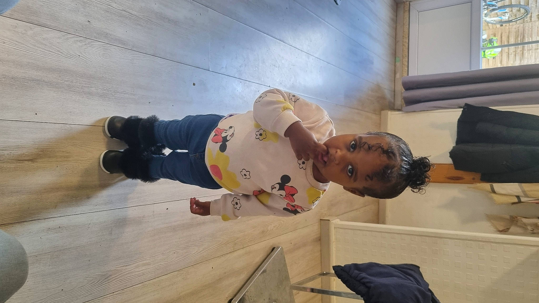 Daryanna a rejoint le concours — aidez-le/la à gagner de superbes lots ! child, flooring, fun, hardwood, person, room, thigh, toddler, window, wood, wood_flooring