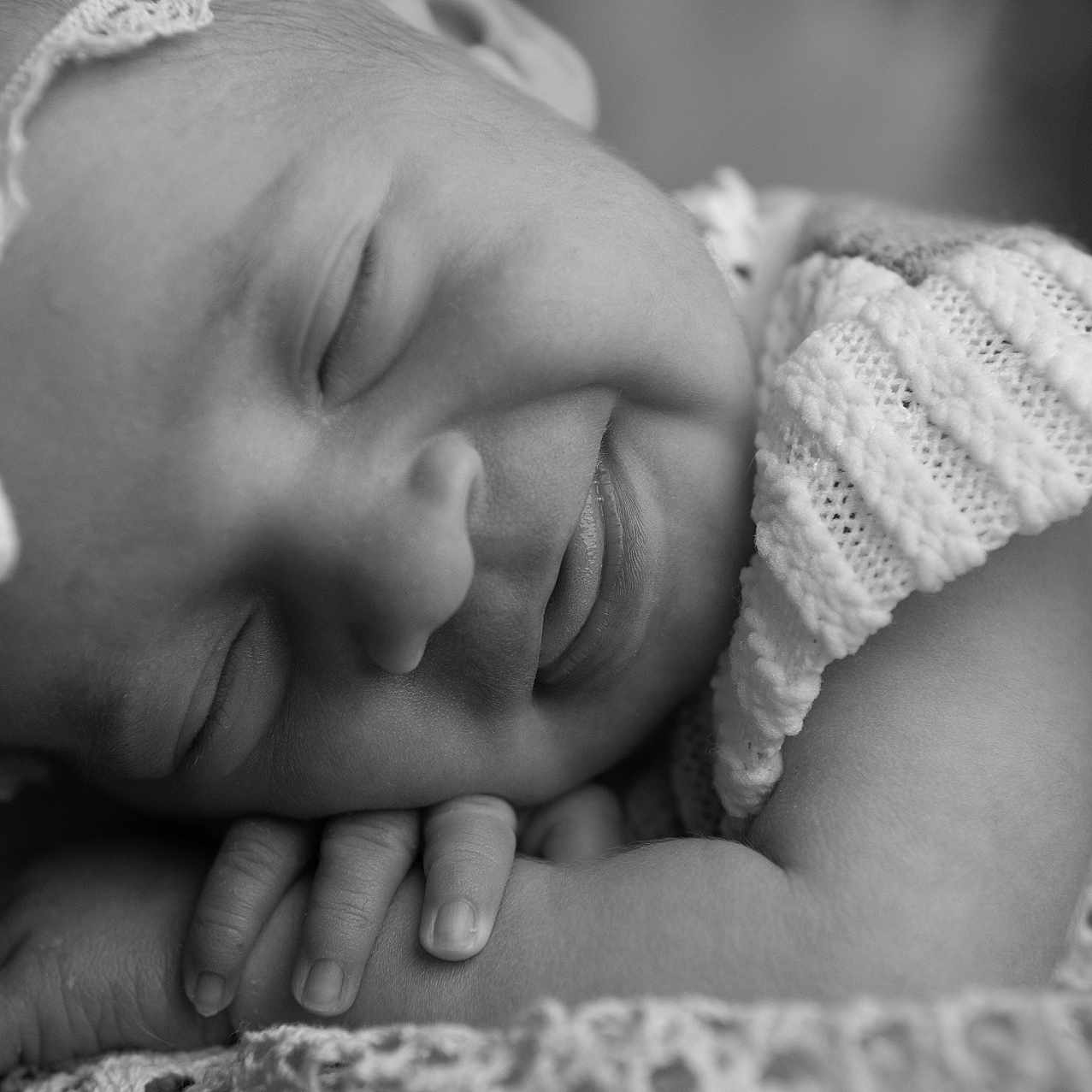 Vicktorya participe au concours pour gagner de l'argent avec cette photo : baby, black_and_white, blanket, calm, close_up, cozy, cute, delicate, face, hand, headband, infant, knitted, newborn, peaceful, portrait, resting, sleeping, soft, texture