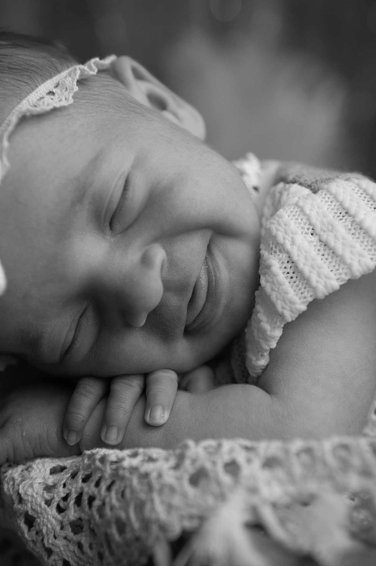 Vicktorya participe au concours pour gagner de l'argent avec cette photo : baby, sleeping, black_and_white, close_up, blanket, hand, face, headband, newborn, peaceful, texture, soft, portrait, infant, resting, knitted, cute, calm, delicate, cozy