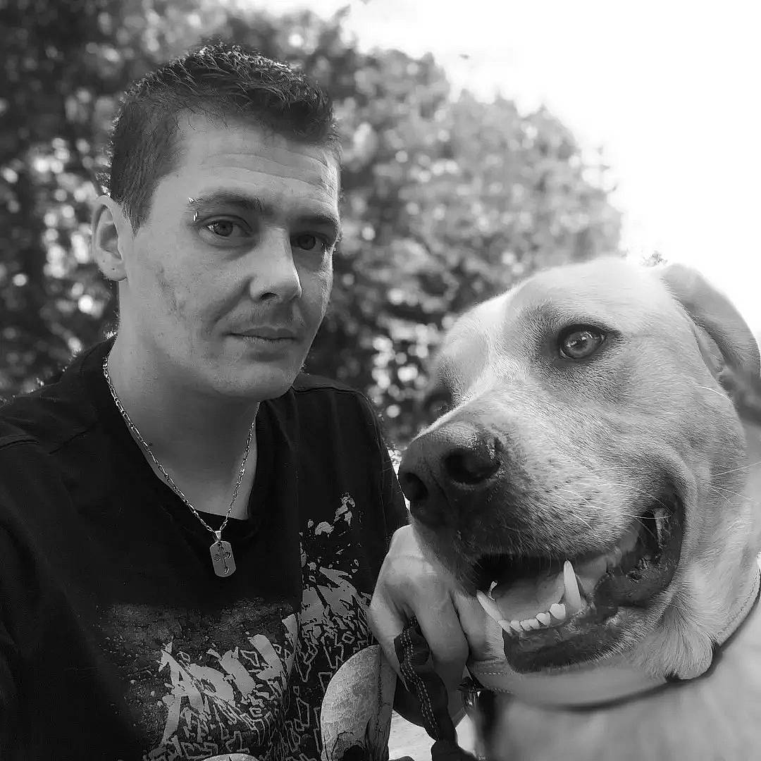 Osca participe au concours pour gagner de l'argent avec cette photo : black_and_white, canidae, carnivore, companion_dog, dog, dog_breed, fawn, flash_photography, gesture, happy, human, monochrome, monochrome_photography, selfie, smile, snout, sporting_group, style, t_shirt, whiskers