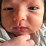Louca a rejoint le concours — aidez-le/la à gagner de superbes lots ! baby, newborn, closeup, face, hand, skin, infant, portrait, expression, cute, child, young, human, clothing, soft, natural_light, detail, small, person, sleepy