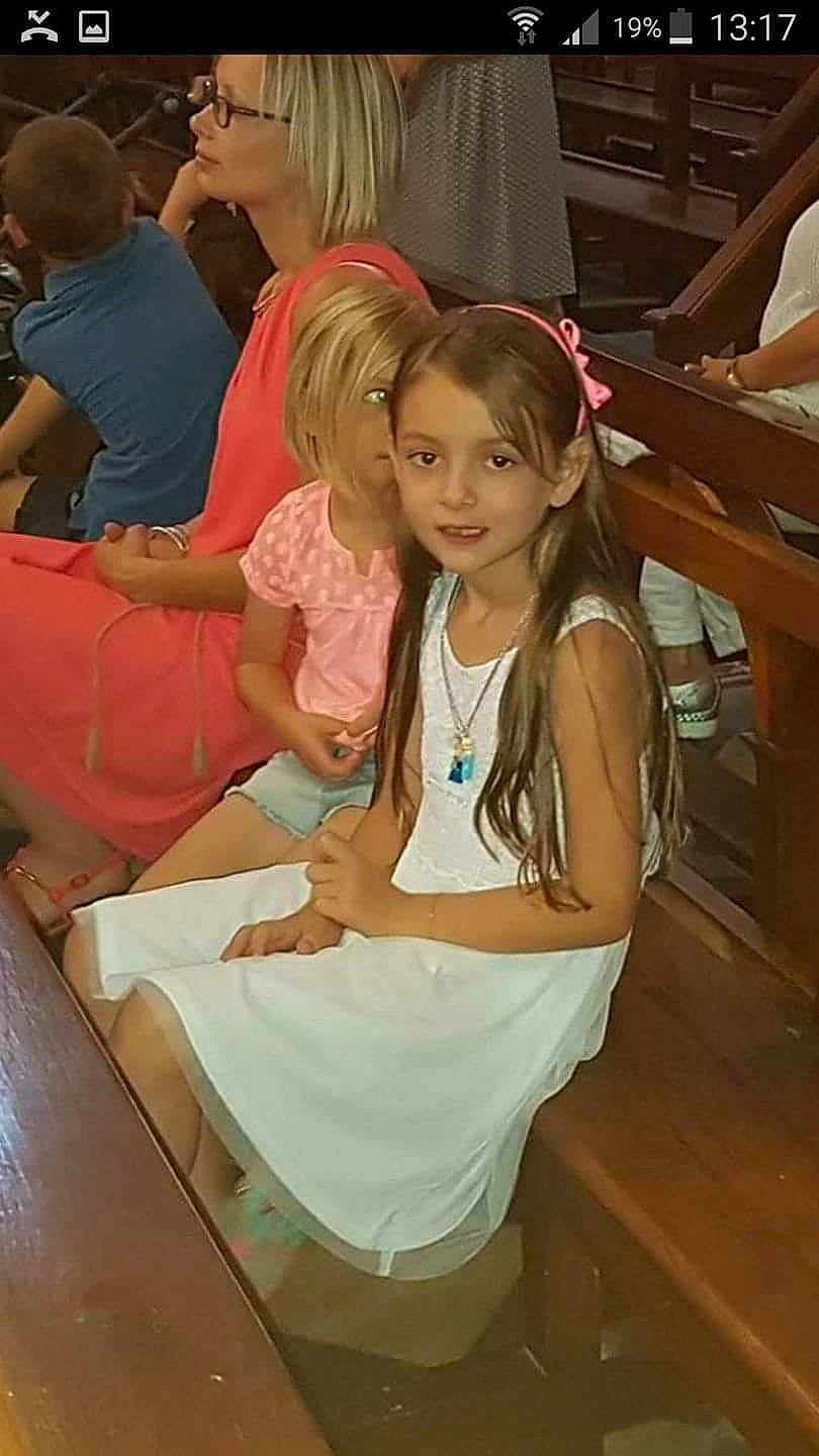 Kléa participe au concours pour gagner de l'argent avec cette photo : blond, finger, fun, leg, long_hair, neck, person