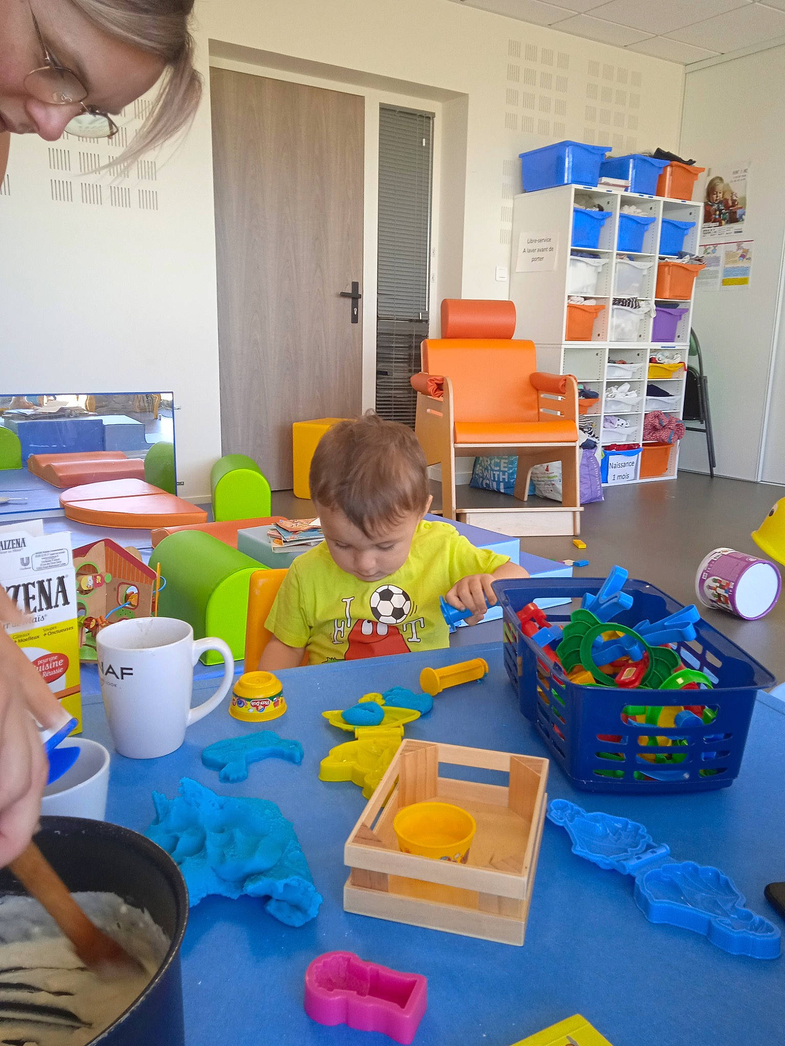 Lucas a rejoint le concours — aidez-le/la à gagner de superbes lots ! bookcase, child, cup, event, flooring, fun, kindergarten, learning, person, plate, play, room, school, sharing, shelf, shelving, table, tableware, toddler, toy