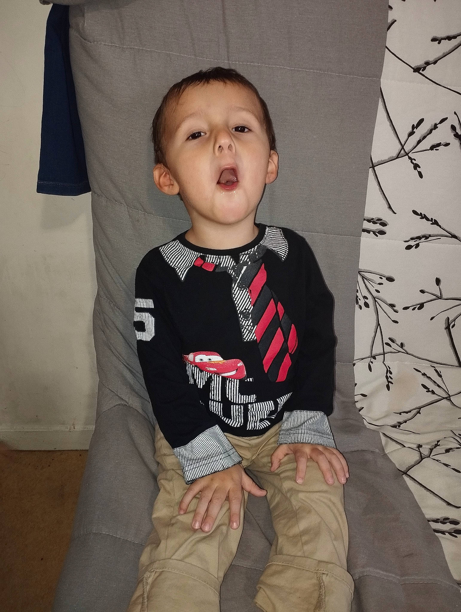 Lucas a rejoint le concours — aidez-le/la à gagner de superbes lots ! baby_toddler_clothing, cheek, comfort, cool, eye, face, facial_expression, flash_photography, fun, hair, hairstyle, happy, head, neck, outerwear, pattern, person, sleeve, standing, t_shirt