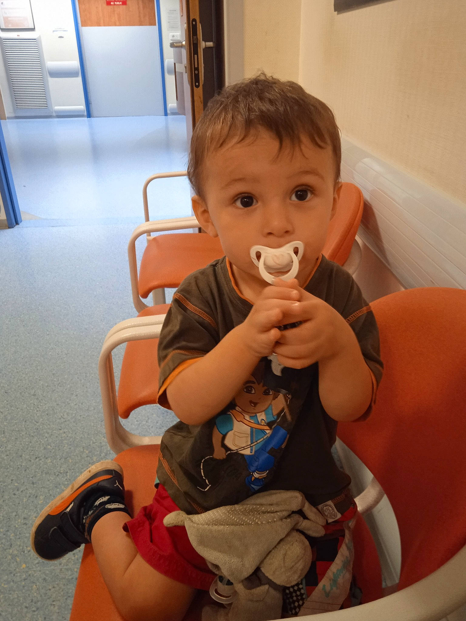 Lucas a rejoint le concours — aidez-le/la à gagner de superbes lots ! arm, baby, baby_toddler_clothing, bathing, chair, cheek, chest, child, comfort, flooring, fun, happy, joint, leisure, mouth, person, sitting, skin, surprise, thigh