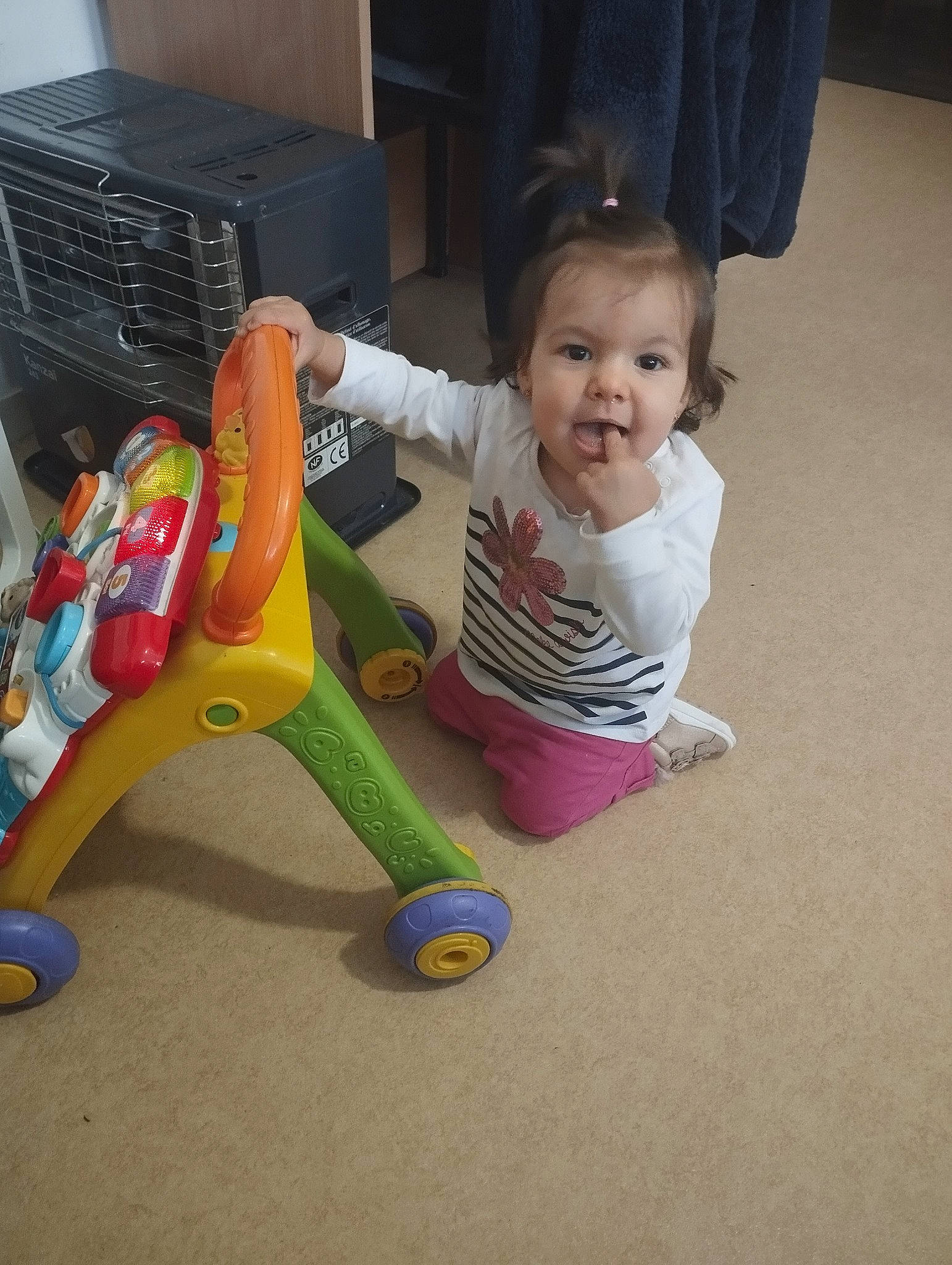 Ambre a rejoint le concours — aidez-le/la à gagner de superbes lots ! baby, baby_toddler_clothing, baby_toys, child, computer_keyboard, flooring, fun, leisure, peripheral, person, plastic, play, riding_toy, room, sitting, smile, tire, toddler, toy, wheel