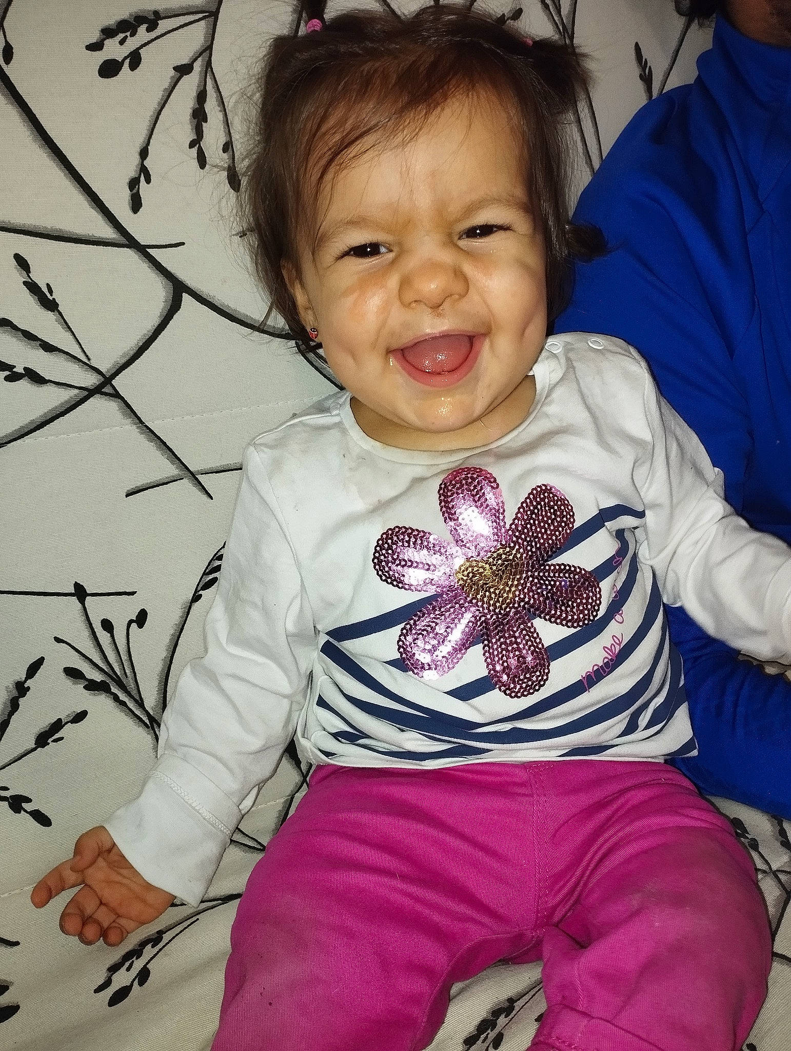 Ambre a rejoint le concours — aidez-le/la à gagner de superbes lots ! baby_toddler_clothing, cheek, child, eye, face, fun, hair, hairstyle, happy, head, human_body, iris, pattern, person, pink, sitting, sleeve, smile, t_shirt, textile