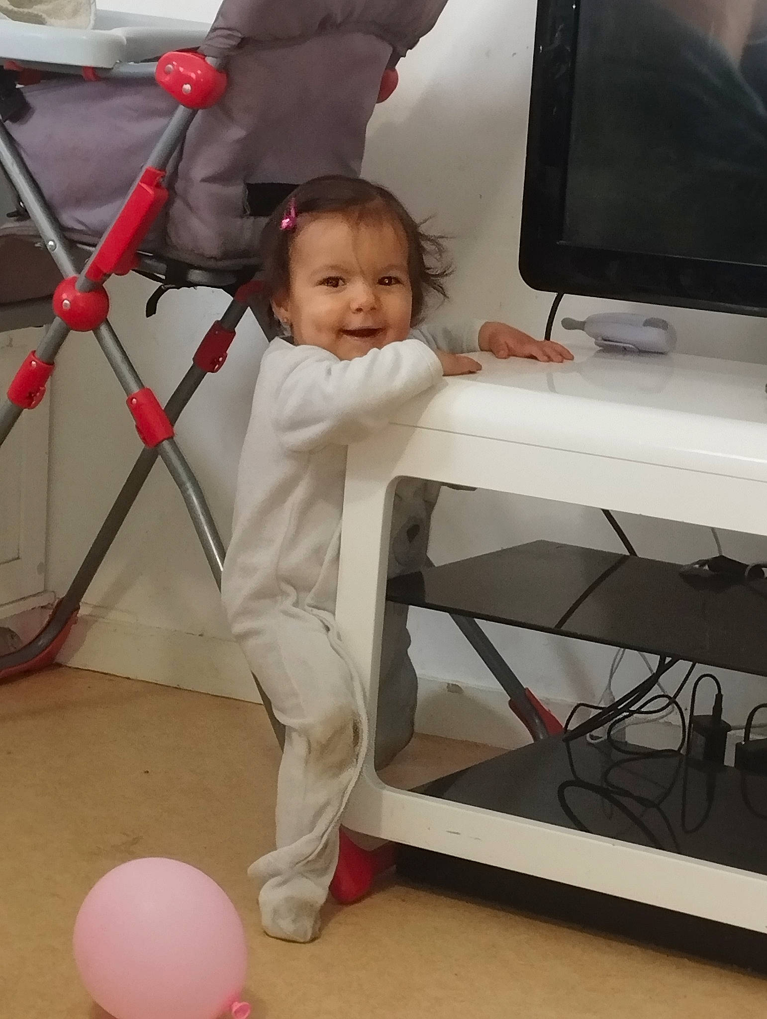 Ambre a rejoint le concours — aidez-le/la à gagner de superbes lots ! chest_of_drawers, child, comfort, computer_desk, computer_keyboard, computer_monitor, desk, desktop_computer, drawer, floor, flooring, fun, furniture, input_device, joy, output_device, peripheral, person, smile, table