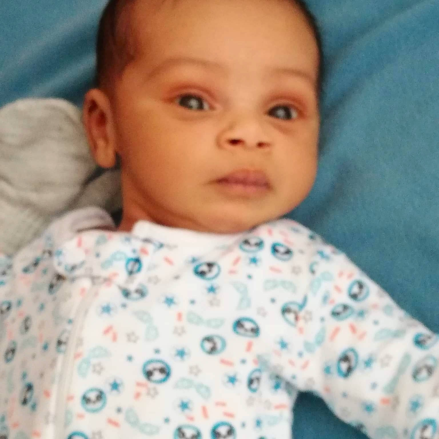 Alessio participe au concours pour gagner de l'argent avec cette photo : azure, baby, baby_toddler_clothing, cheek, collar, comfort, eyelash, forehead, head, iris, linens, lip, neck, nose, pattern, person, sleeve, smile, t_shirt, textile