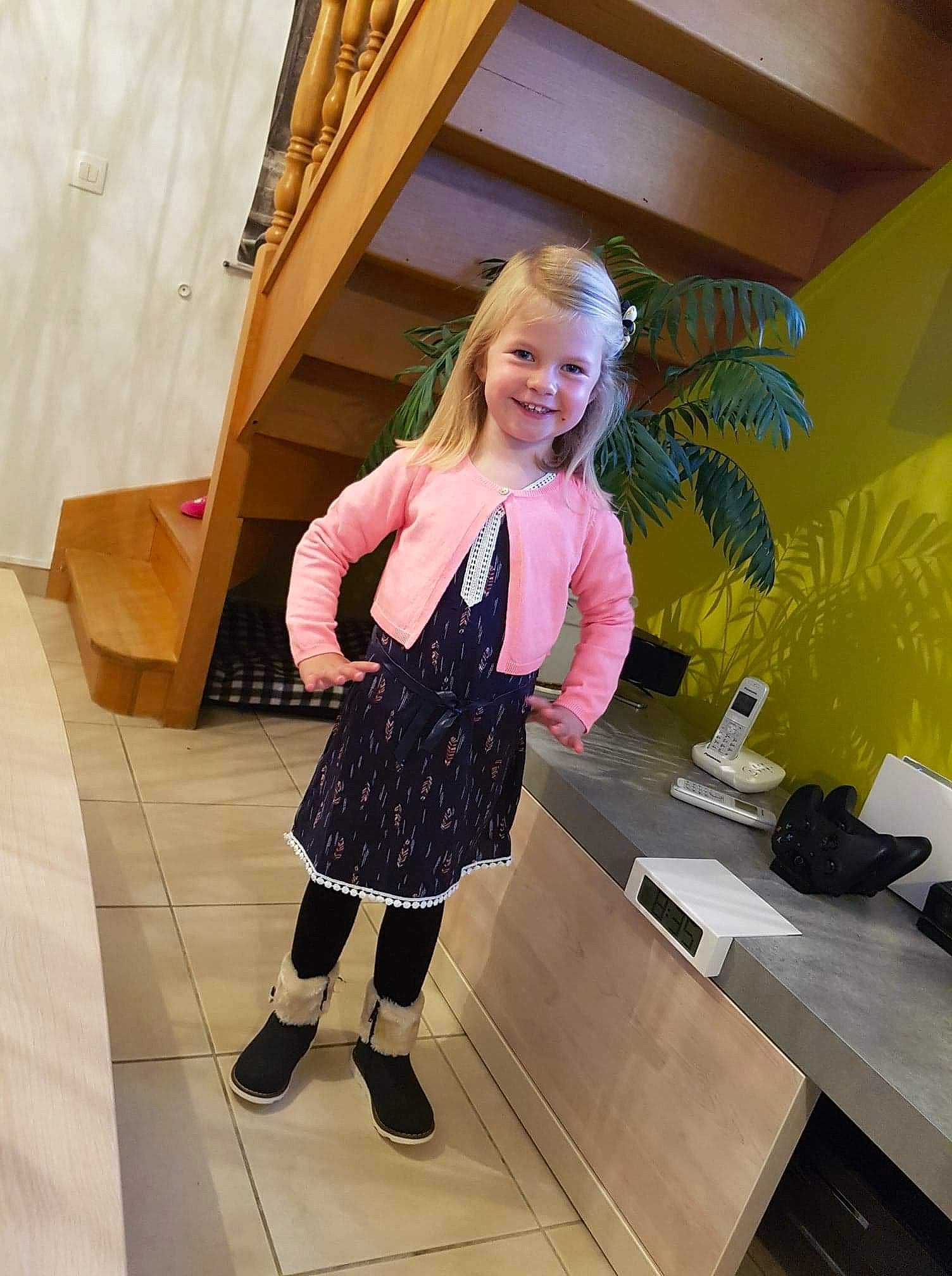 Maëlys a rejoint le concours — aidez-le/la à gagner de superbes lots ! blond, child_model, clothing, fashion, fawn, footwear, joy, leg, person, pink, room, shoe, tights