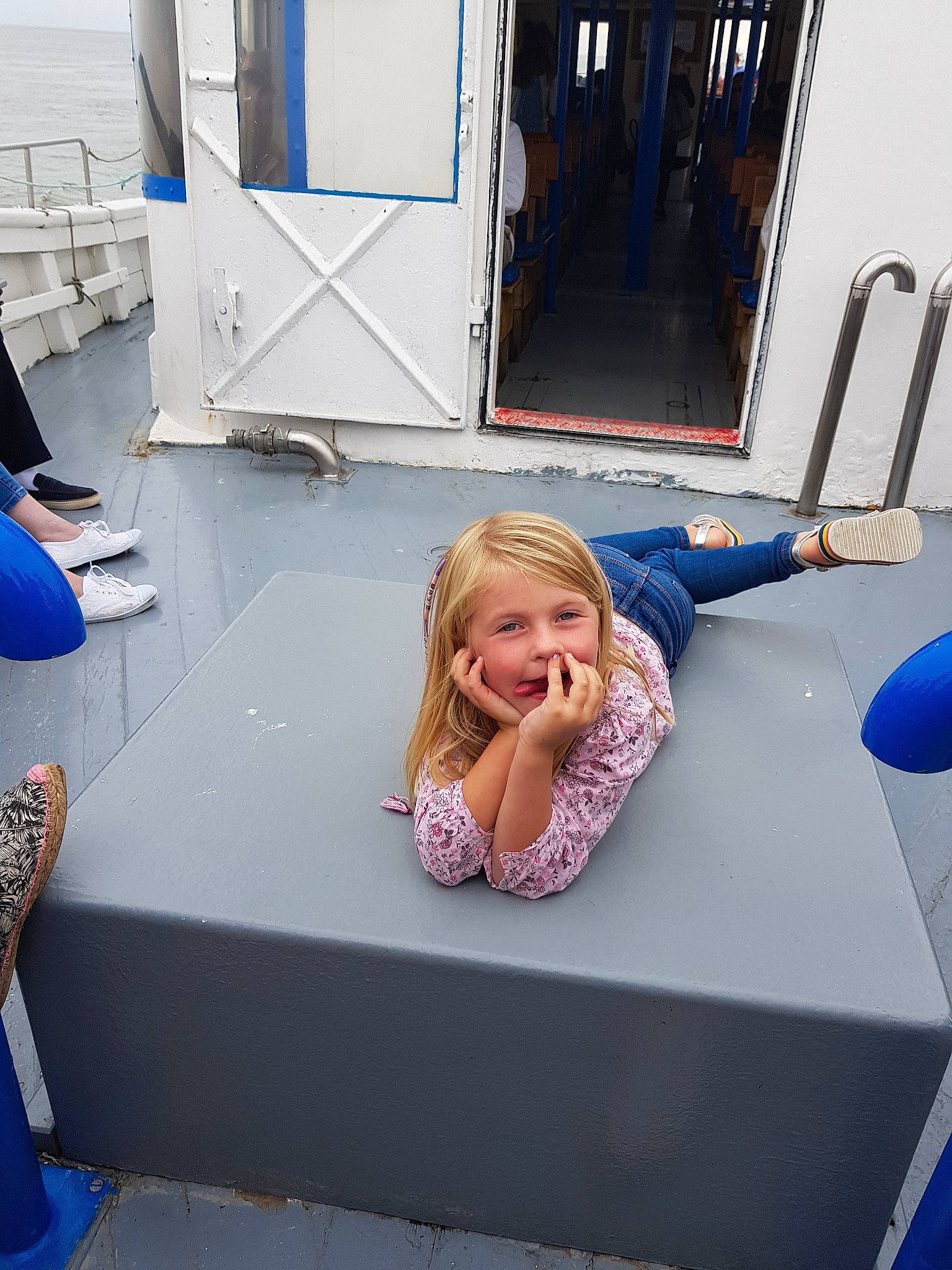 Maëlys a rejoint le concours — aidez-le/la à gagner de superbes lots ! blue, child, leg, leisure, person, photography, physical_fitness, sitting, vacation