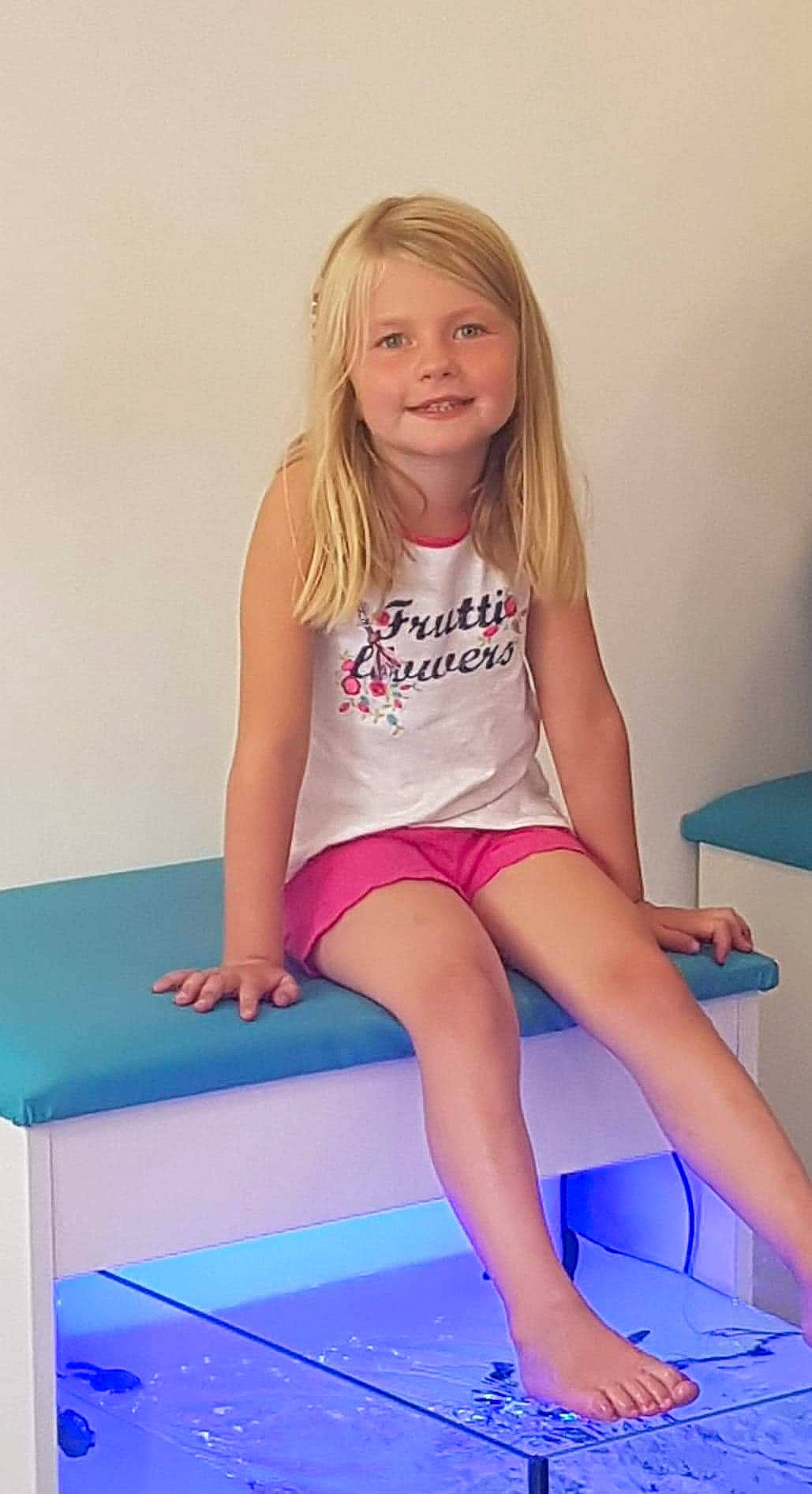 Maëlys participe au concours pour gagner de l'argent avec cette photo : barefoot, blond, child, child_model, finger, human_leg, joy, knee, leg, long_hair, person, shorts, sitting, thigh, toddler