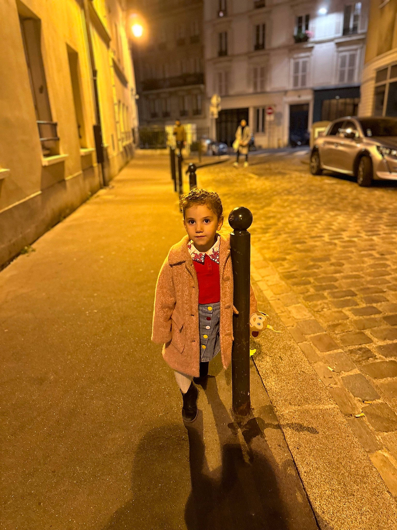 Emma participe au concours pour gagner de l'argent avec cette photo : asphalt, automotive_lighting, car, city, flooring, fun, happy, pedestrian, person, road, road_surface, sidewalk, street_light, tints_and_shades, tire, toddler, travel, vehicle, walking, wheel