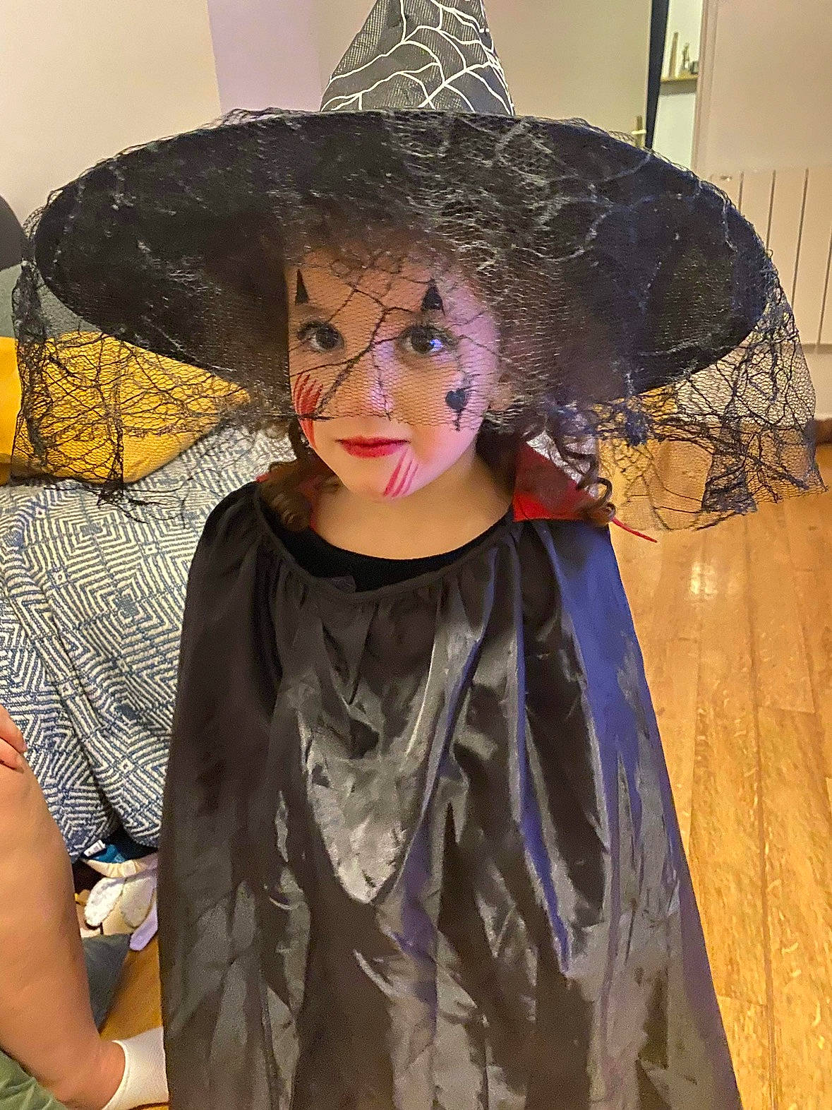 Emma a rejoint le concours — aidez-le/la à gagner de superbes lots ! art, beauty, costume, costume_design, costume_hat, event, fashion_accessory, fashion_design, fun, hat, headgear, magenta, outerwear, person, sleeve, sun_hat, textile, toddler, tradition, visual_arts