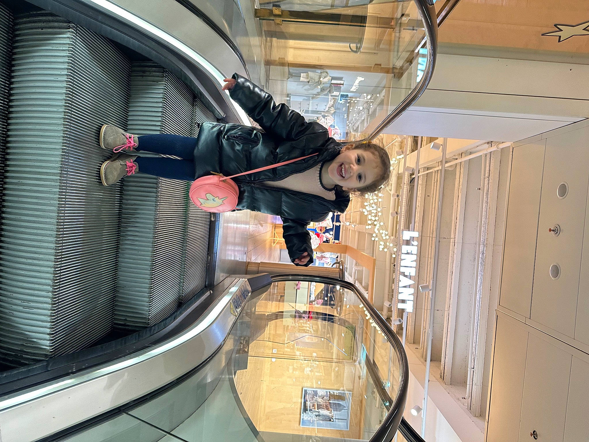 Emma a rejoint le concours — aidez-le/la à gagner de superbes lots ! auto_part, automotive_design, automotive_exterior, building, ceiling, composite_material, engineering, fixture, flooring, fun, glass, joy, leisure, machine, metal, person, recreation, stairs, steel, transport