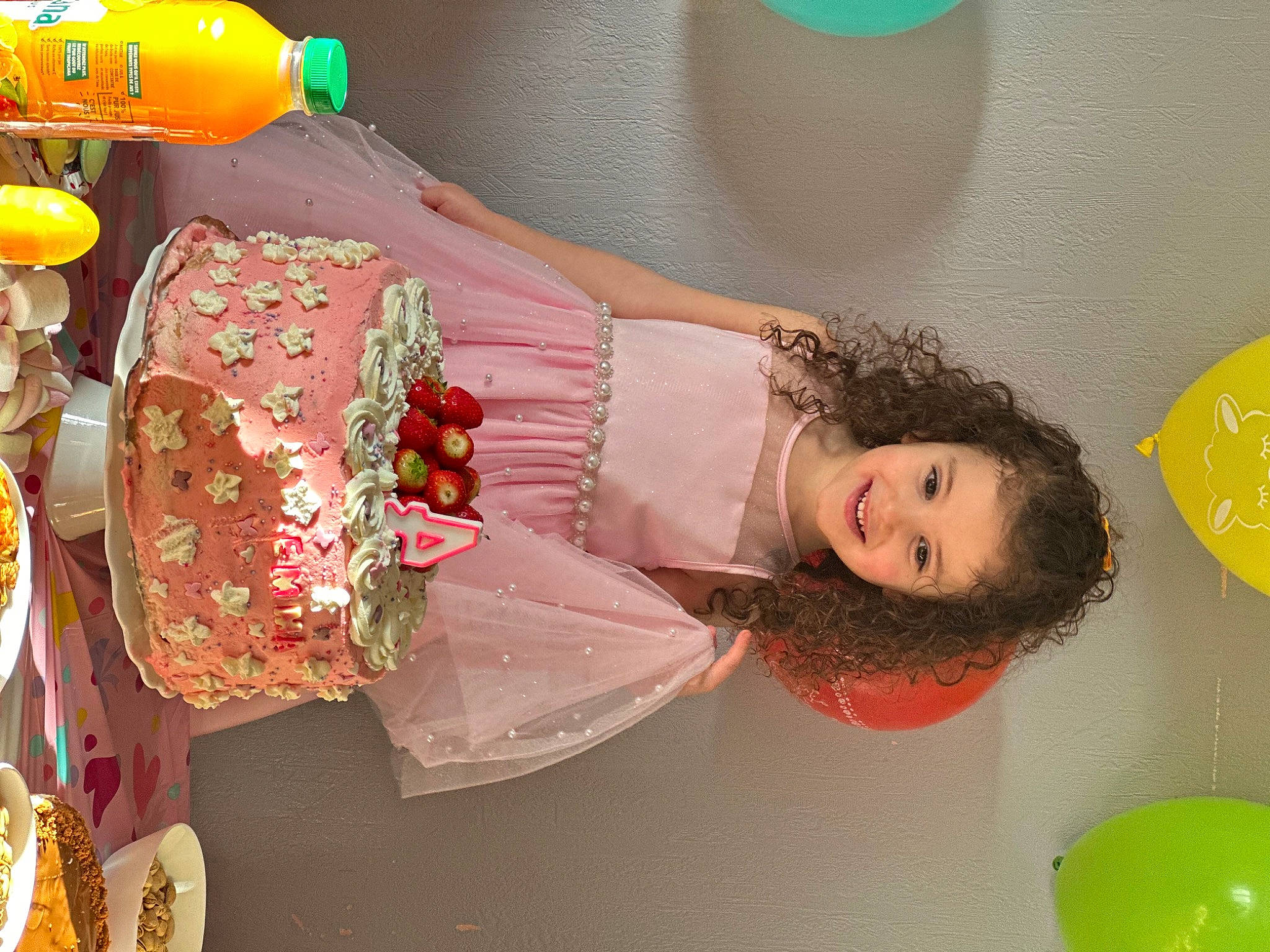 Emma a rejoint le concours — aidez-le/la à gagner de superbes lots ! balloon, child, dress, event, fashion_design, flower, fun, hair, happy, joy, orange, party, party_supply, peach, person, plant, plastic_bottle, room, rose, toddler