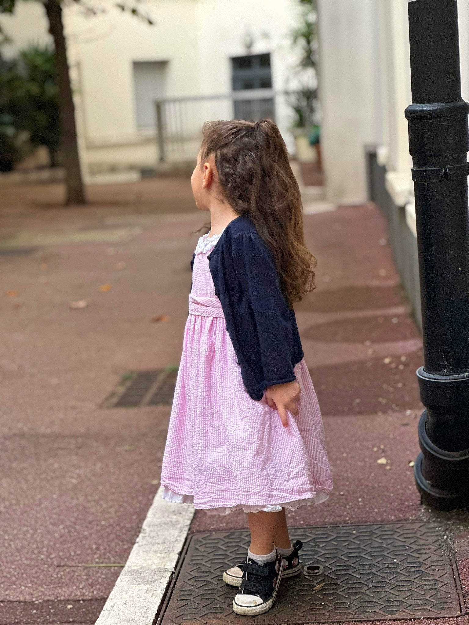 Emma a rejoint le concours — aidez-le/la à gagner de superbes lots ! asphalt, dress, footwear, formal_wear, fun, human_leg, leisure, magenta, outerwear, pattern, pedestrian, person, pink, road, road_surface, shoe, sidewalk, sleeve, toddler, tree