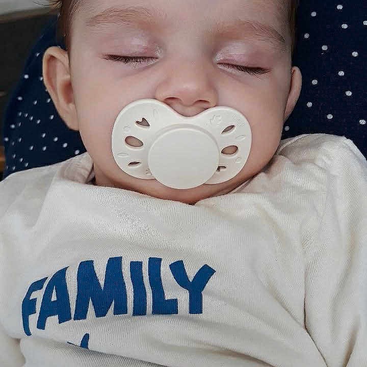 Miyaah a rejoint le concours — aidez-le/la à gagner de superbes lots ! baby, bed, bedroom, biting, blanket, clothing, cushion, face, furniture, head, homedecor, newborn, person, photography, portrait, quilt, sleeping, sleeve, t_shirt, yawning