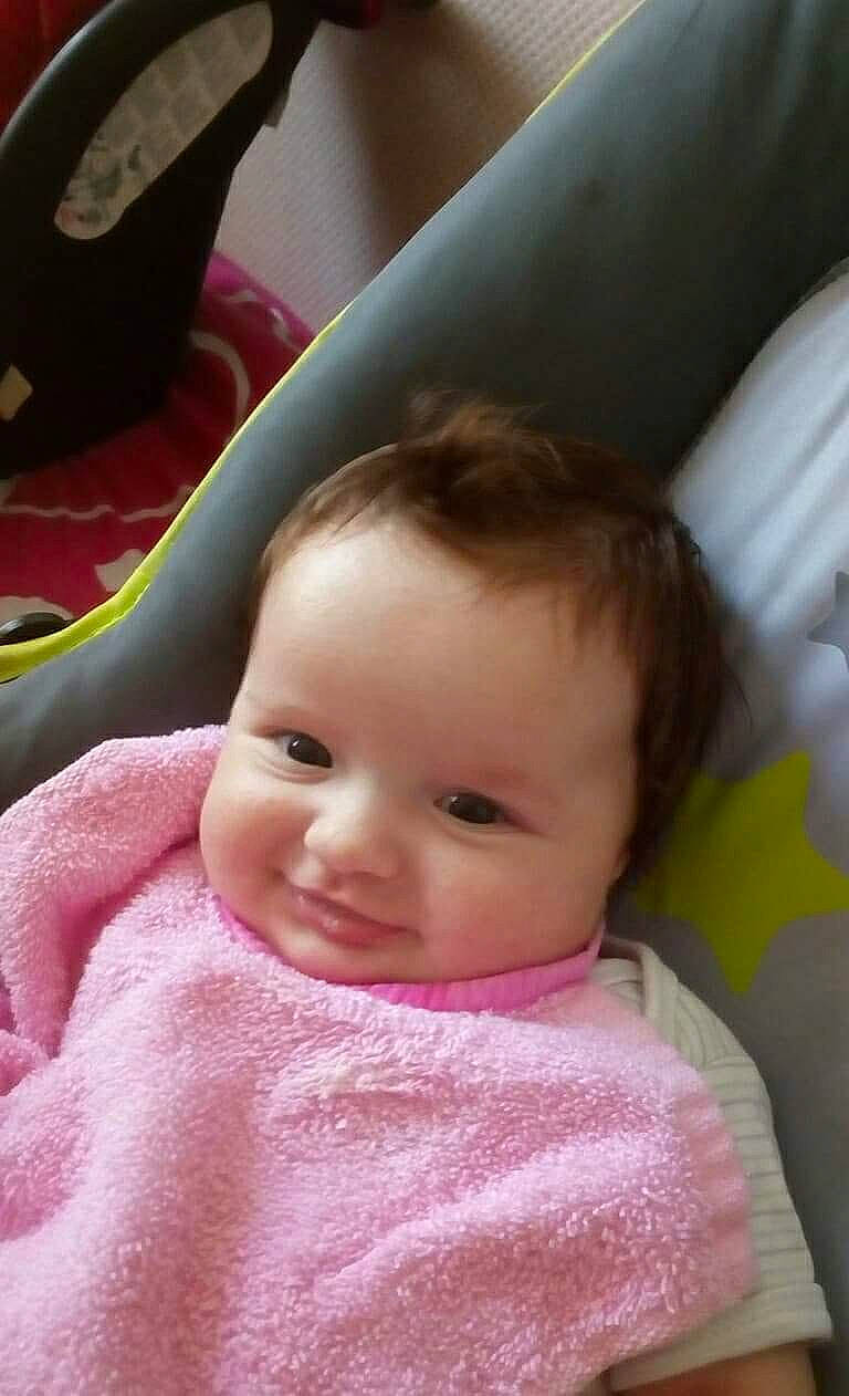 Sophie participe au concours pour gagner de l'argent avec cette photo : beauty, cheek, child, ear, eye, face, finger, forehead, girl, hand, head, human_hair_color, infant, iris, joy, lip, mouth, nose, person, pink