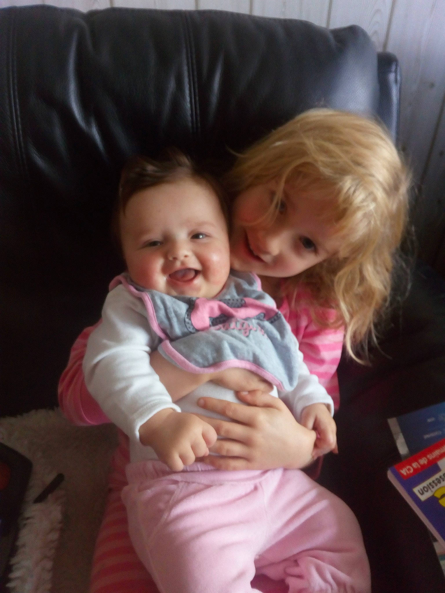 Sophie a rejoint le concours — aidez-le/la à gagner de superbes lots ! bedtime, cheek, child, daughter, day, ear, fun, girl, human_hair_color, infant, iris, lap, mother, nap, nose, person, product, sitting, skin, smile