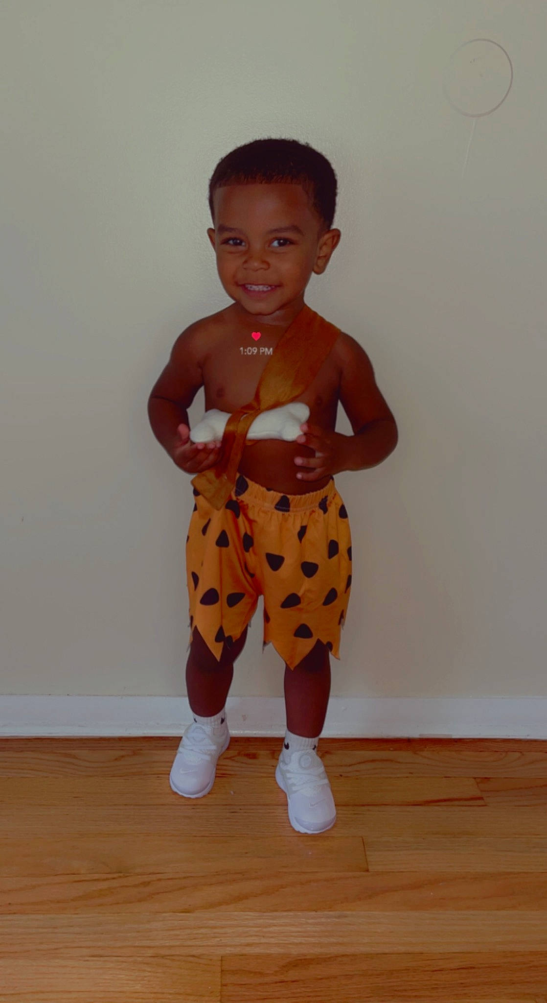 Acoir is registered to the contest to win money with this photo: abdomen, chest, fawn, flooring, gesture, hair, hand, human_body, joy, knee, leg, neck, person, shoulder, smile, stomach, thigh, thumb, trunk, vertebrate