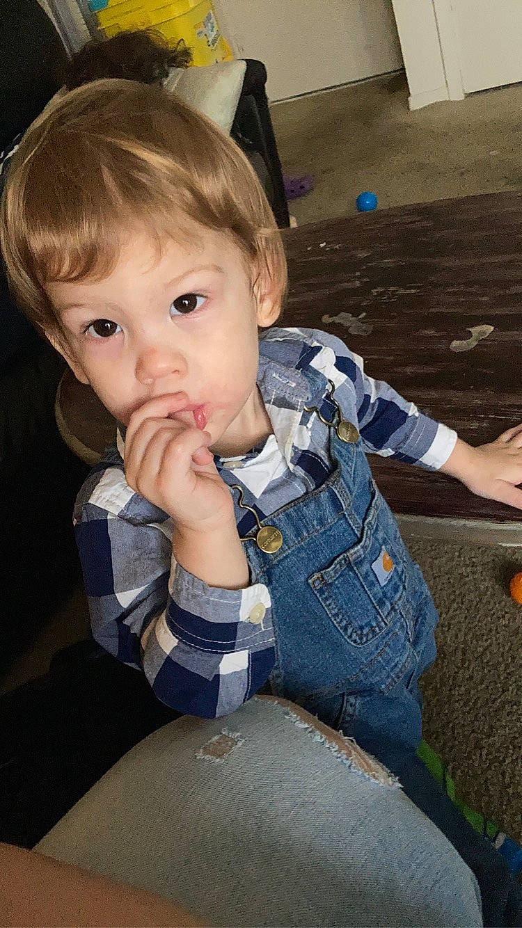 Daniel is registered to the contest to win money with this photo: baby, baby_toddler_clothing, blond, cheek, child, cool, electric_blue, eye, eyelash, finger, fun, gesture, iris, mouth, nose, person, sitting, skin, thumb, tie