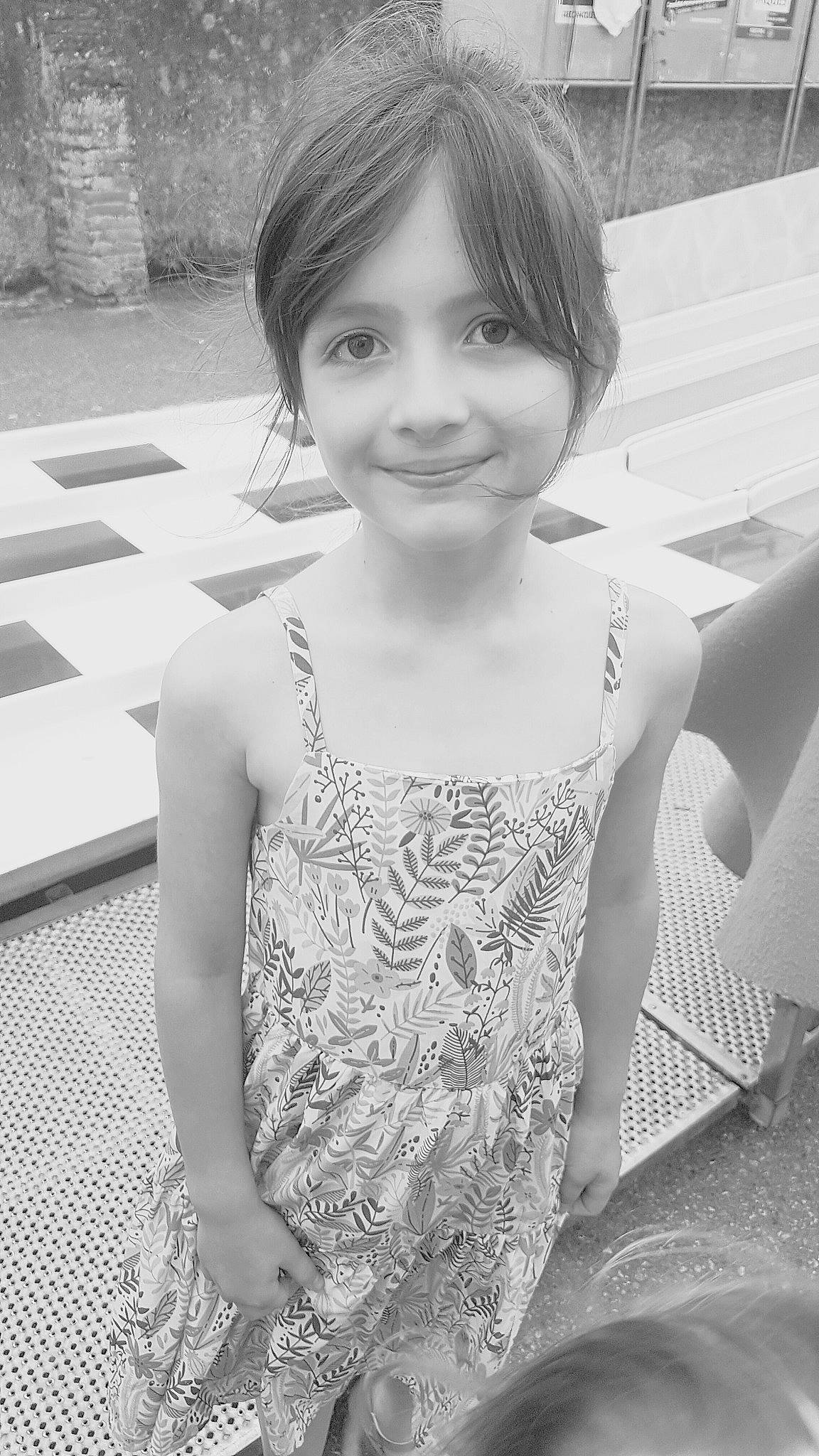 Lenora a rejoint le concours — aidez-le/la à gagner de superbes lots ! bangs, black, black_and_white, dress, face, facial_expression, flash_photography, fun, hair, hairstyle, happy, head, human, joy, monochrome, monochrome_photography, person, shoulder, skin, smile