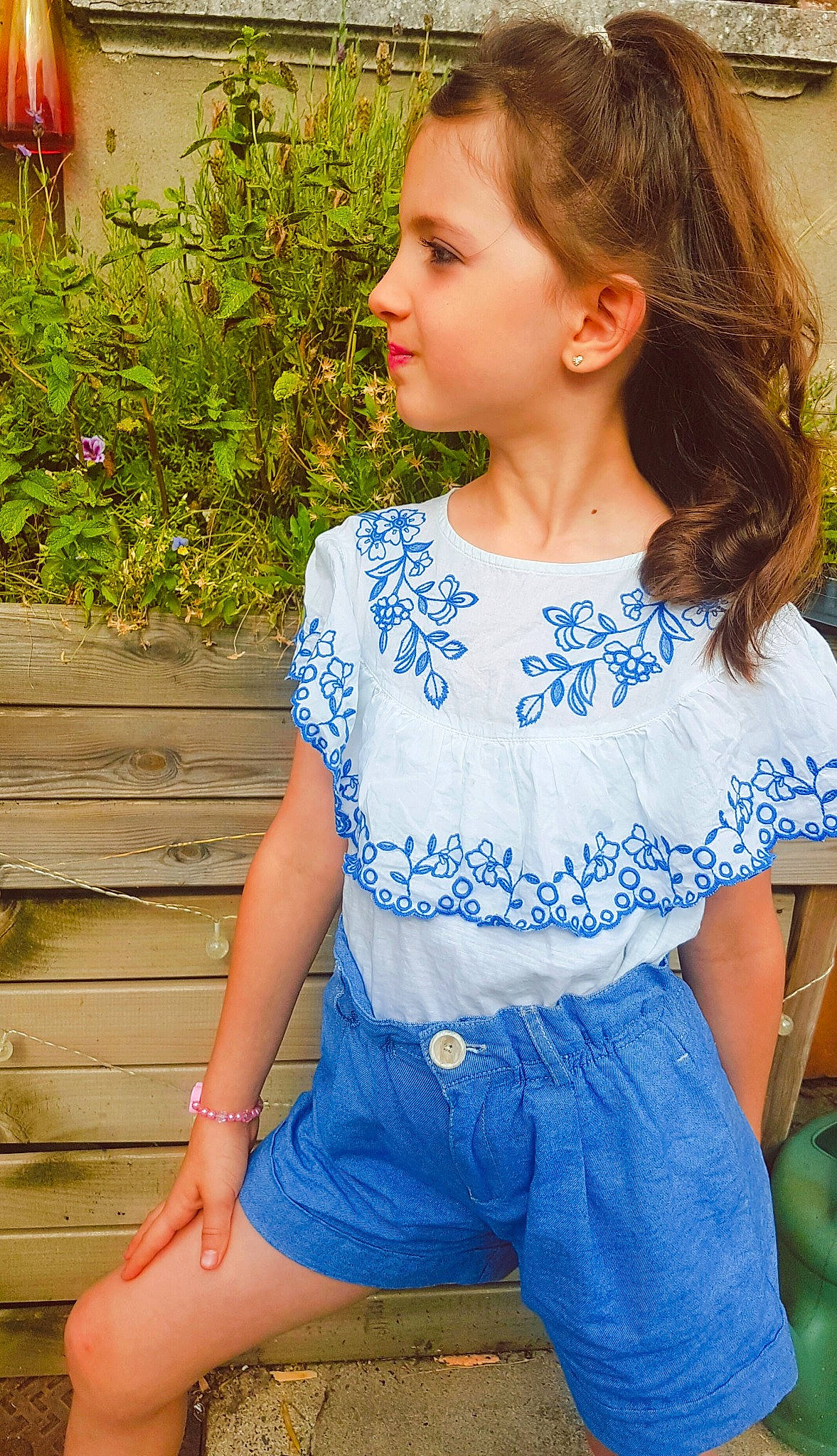 Lenora participe au concours pour gagner de l'argent avec cette photo : beauty, blue, denim, electric_blue, grass, happy, jewellery, joint, long_hair, neck, orange, pattern, person, plant, shoulder, sleeve, summer, t_shirt, thigh, trunk