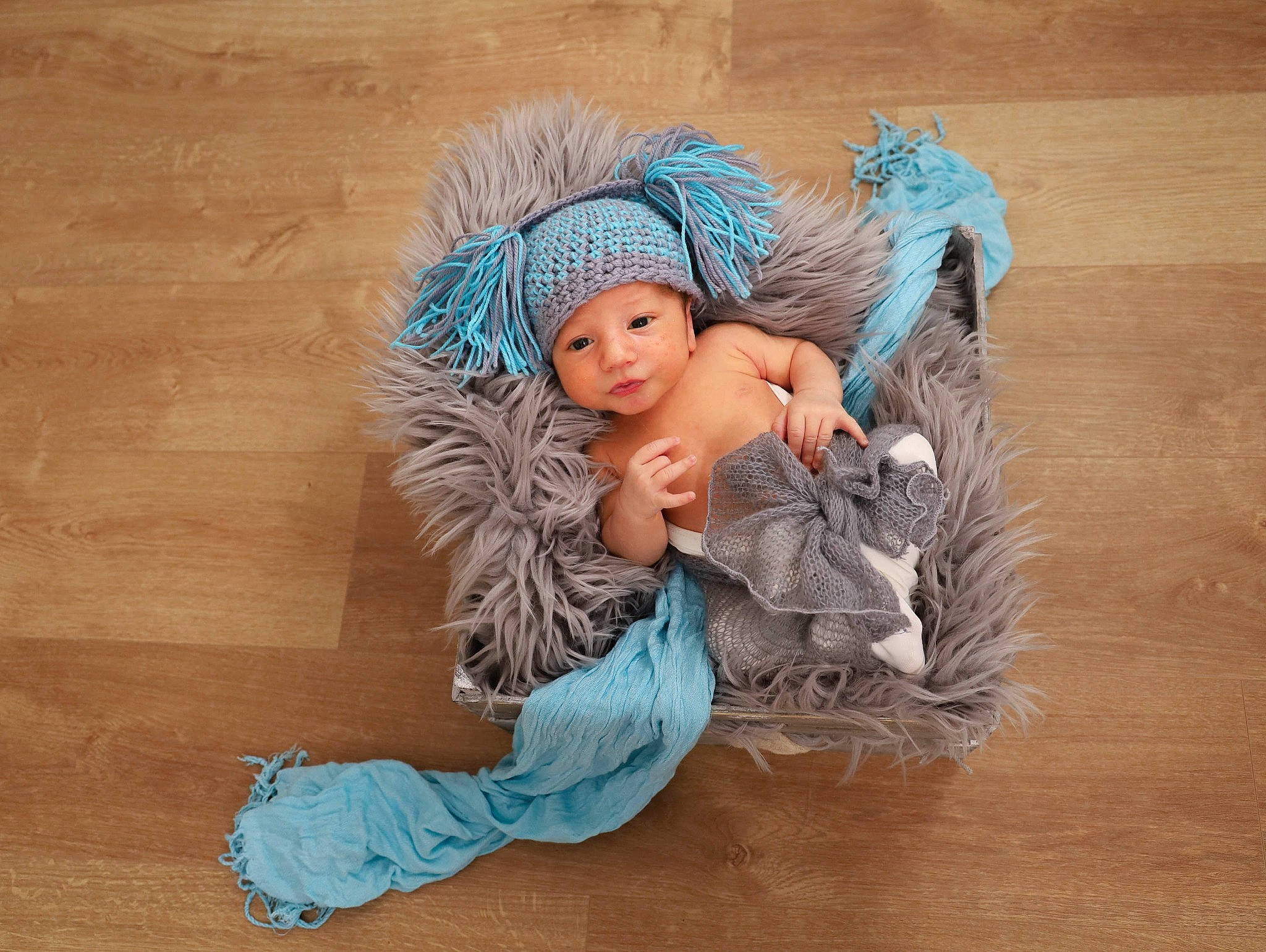 Maël a rejoint le concours — aidez-le/la à gagner de superbes lots ! angel, cap, costume_hat, doll, electric_blue, fashion_accessory, fawn, feather, fictional_character, flooring, fur, hair_accessory, hat, headgear, headpiece, headwear, musical_instrument, mythical_creature, person, sitting