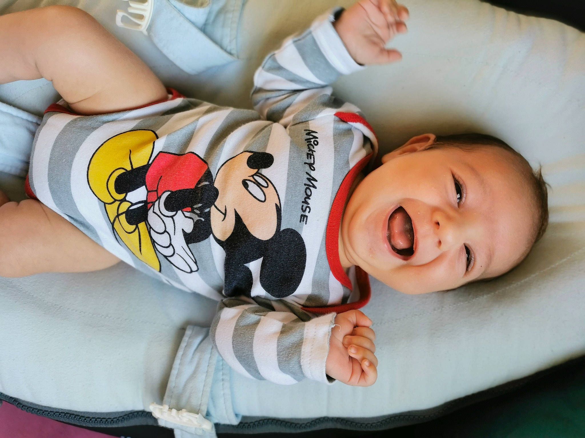 Maël a rejoint le concours — aidez-le/la à gagner de superbes lots ! arm, baby, baby_products, baby_sleeping, baby_toddler_clothing, child, comfort, elbow, finger, hand, happy, joint, knee, mouth, muscle, neck, person, sleeve, smile, thigh