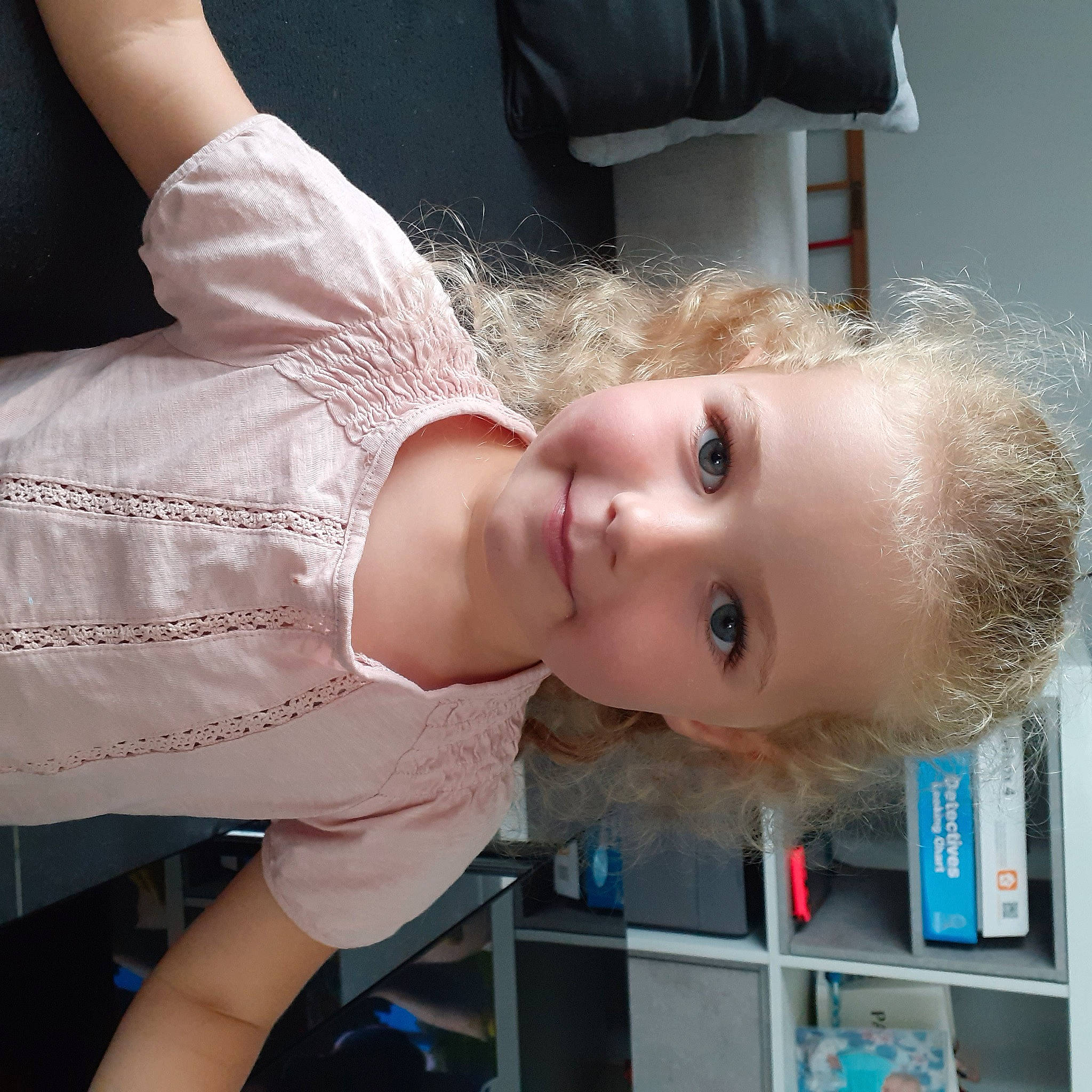 Margaux a rejoint le concours — aidez-le/la à gagner de superbes lots ! abdomen, arm, cheek, chest, child, elbow, eyebrow, eyelash, fun, gesture, hair_coloring, human_leg, joint, joy, mouth, nose, person, skin, thigh, toddler