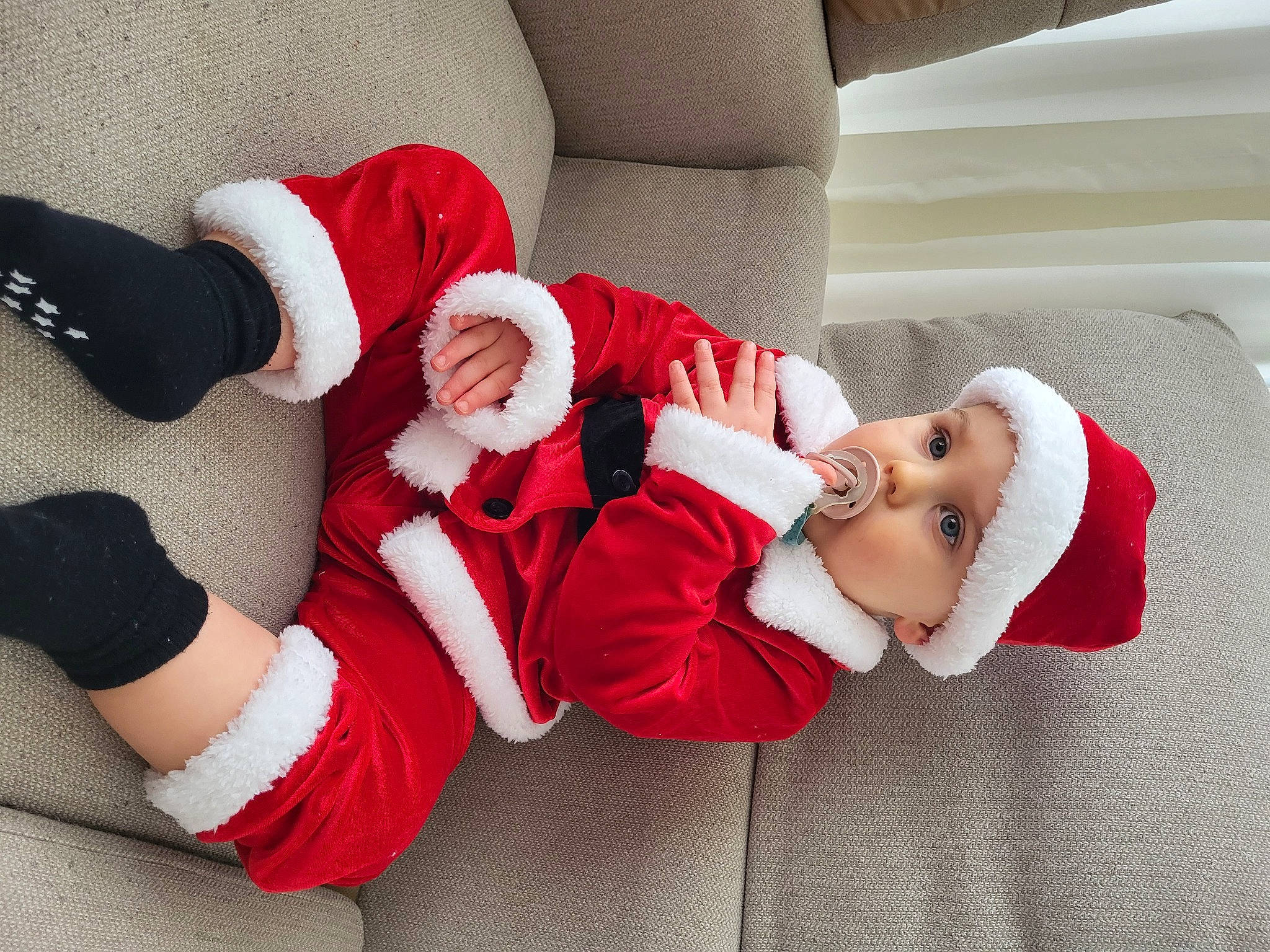 Ilan a rejoint le concours — aidez-le/la à gagner de superbes lots ! arm, baby, baby_toddler_clothing, child, comfort, elbow, finger, foot, hand, headwear, human_body, human_leg, joint, knee, lap, leg, person, sitting, sleeve, sock