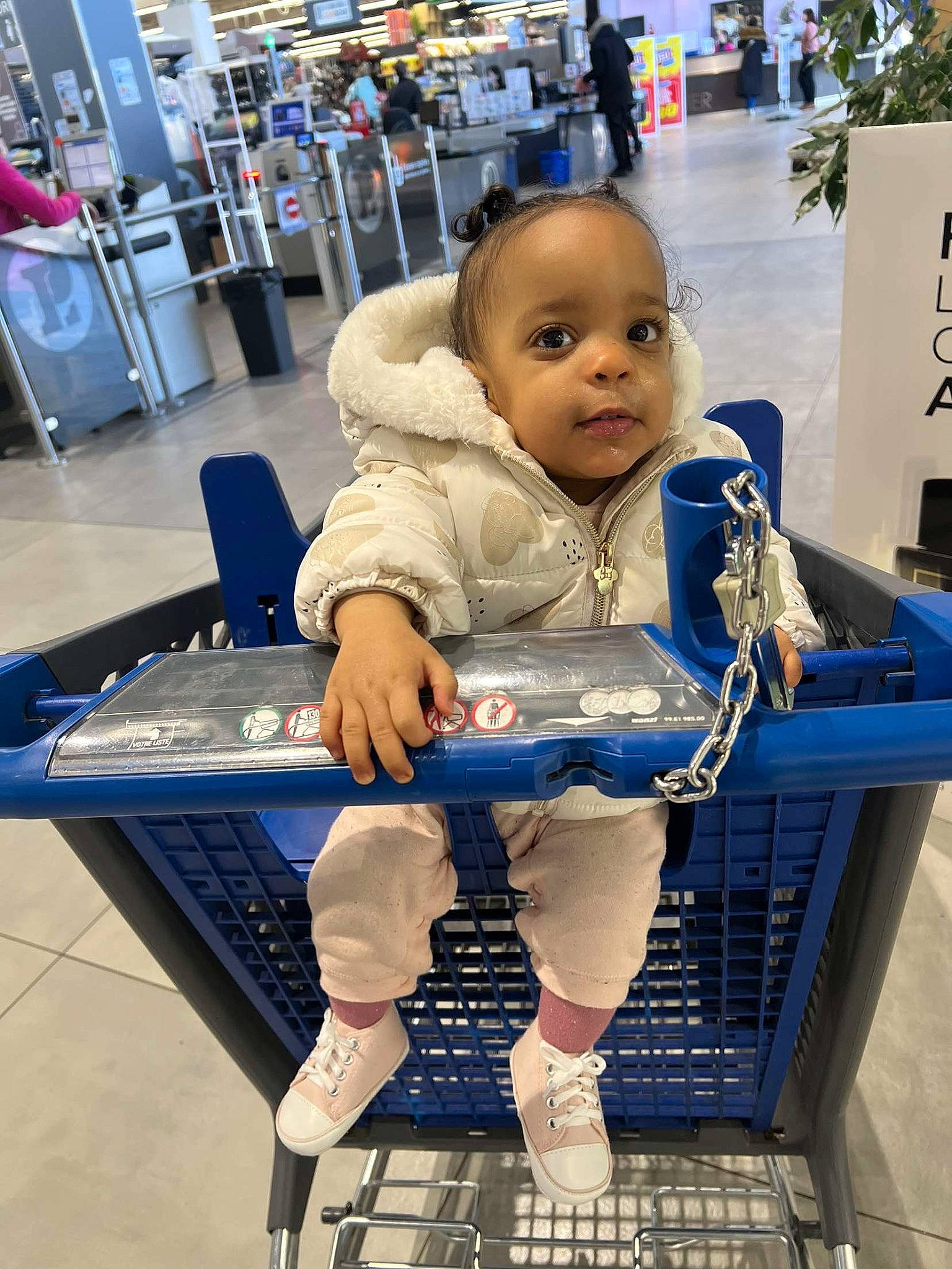 Naëva participe au concours pour gagner de l'argent avec cette photo : baby, baby_toddler_clothing, child, city, electric_blue, foot, fun, happy, human_leg, knee, lap, leisure, luggage_and_bags, person, sitting, skin, smile, thigh, toddler, travel